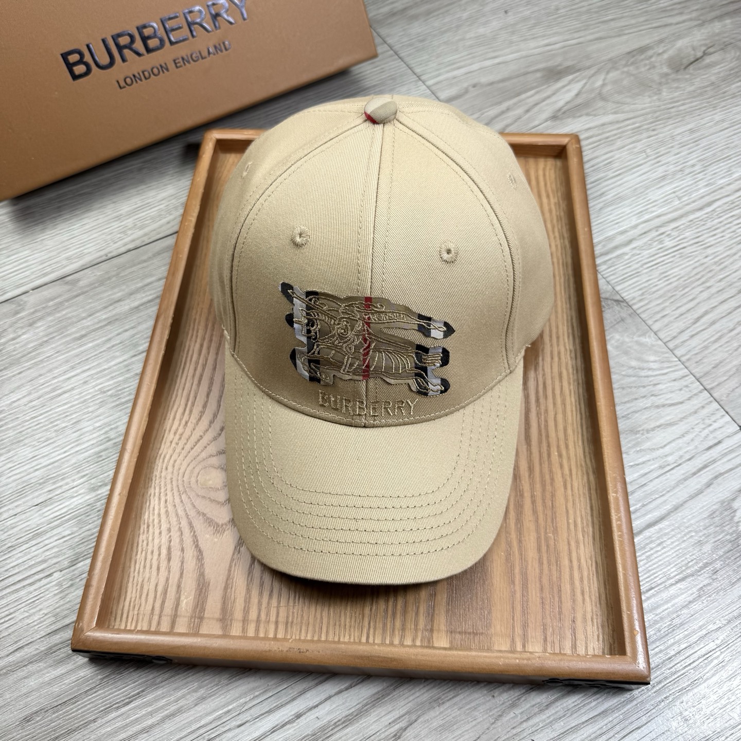 。B家。【配防尘袋】新品棒球帽！材质：纯棉！透气性好！春天挡风，夏天防晒必备单品！颜色大气！款式新颖别致