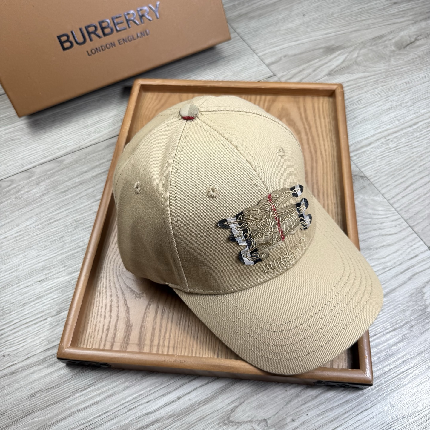 。B家。【配防尘袋】新品棒球帽！材质：纯棉！透气性好！春天挡风，夏天防晒必备单品！颜色大气！款式新颖别致