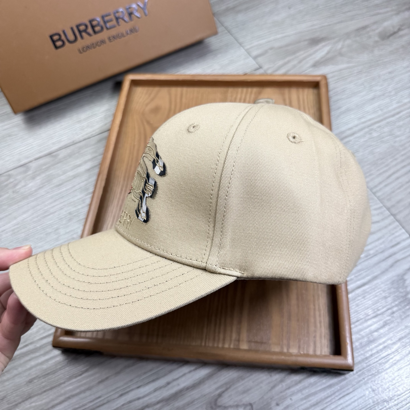 。B家。【配防尘袋】新品棒球帽！材质：纯棉！透气性好！春天挡风，夏天防晒必备单品！颜色大气！款式新颖别致