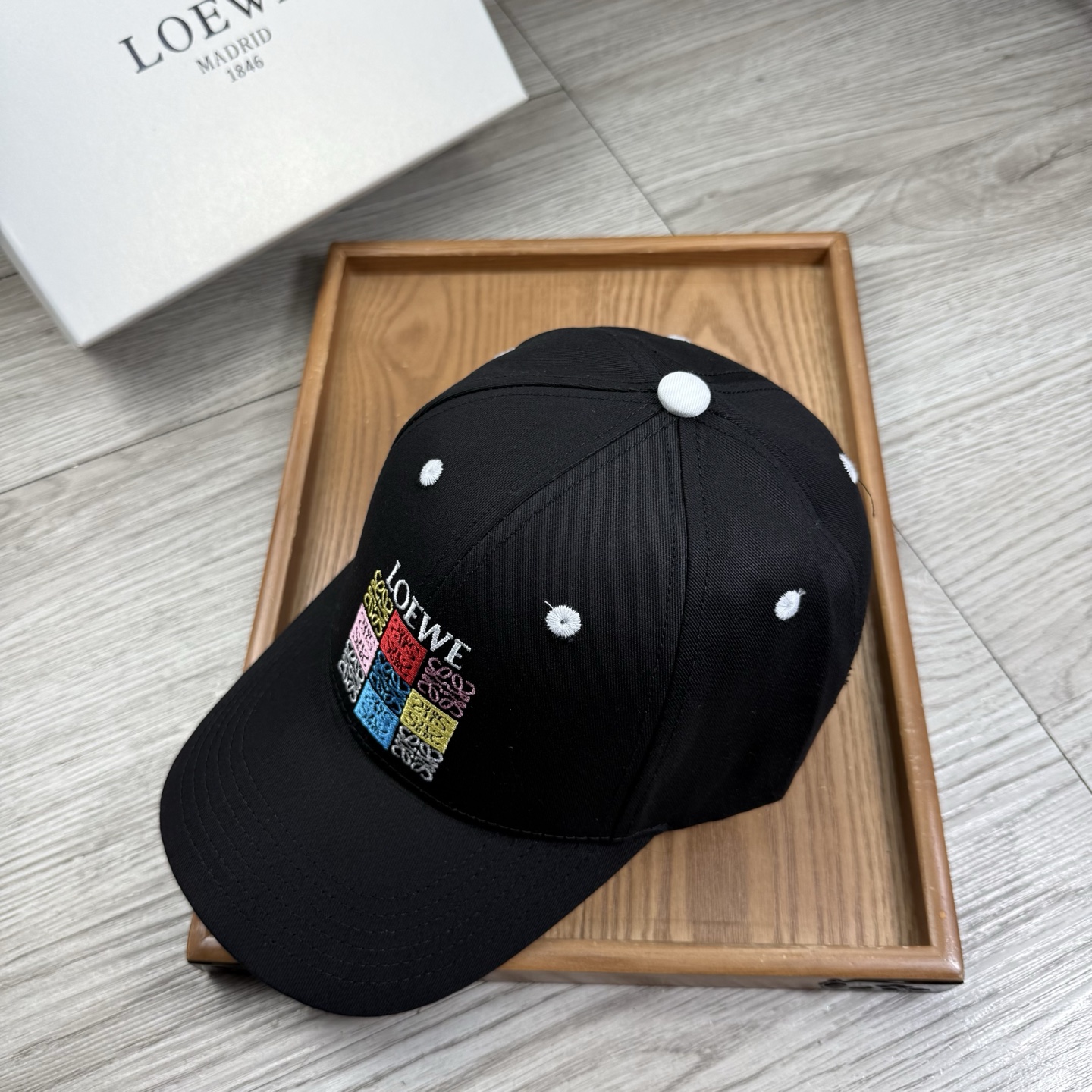 。Loewe。【配防尘袋】新品棒球帽！材质：纯棉！透气性好！春天挡风，夏天防晒必备单品！颜色大气！款式新