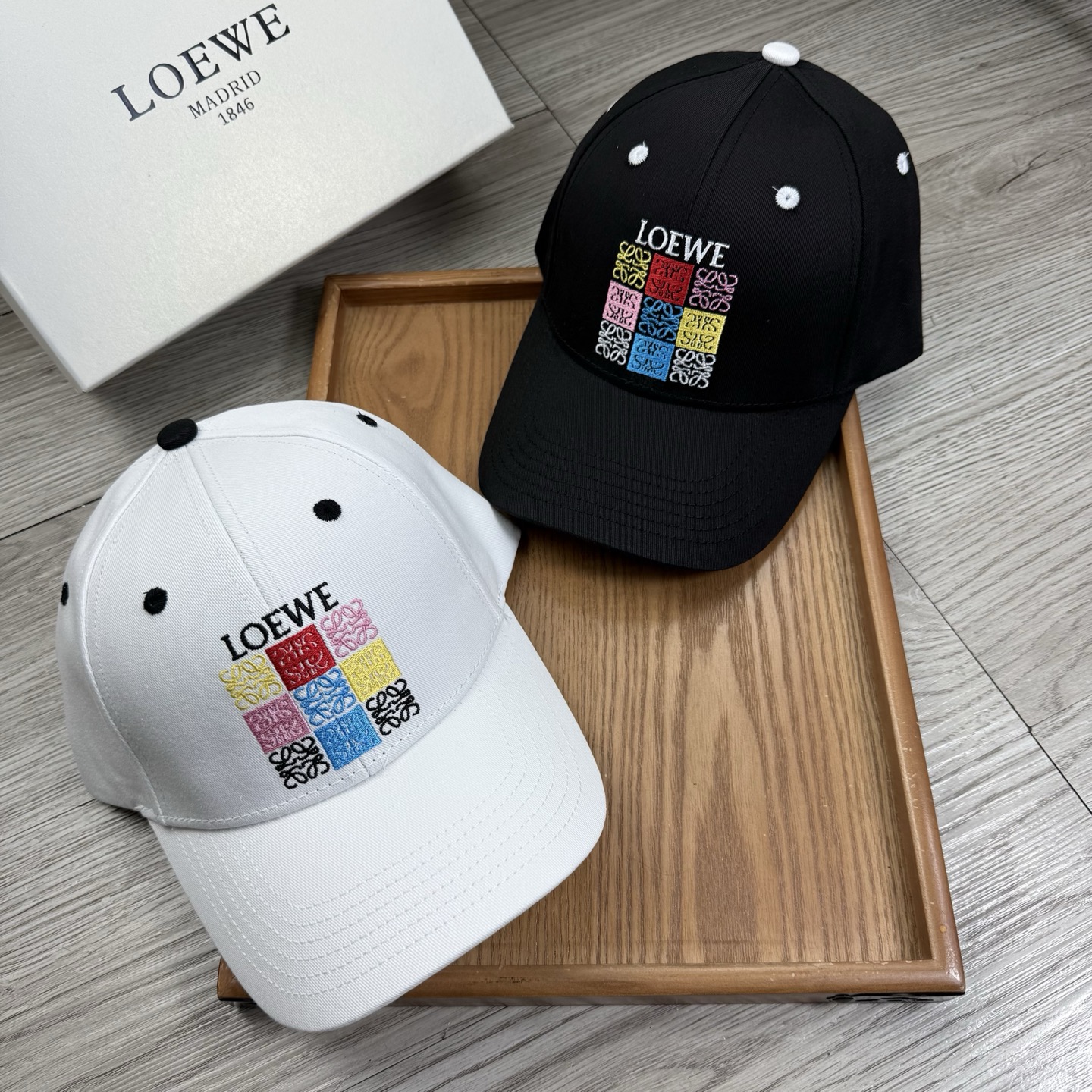 。Loewe。【配防尘袋】新品棒球帽！材质：纯棉！透气性好！春天挡风，夏天防晒必备单品！颜色大气！款式新