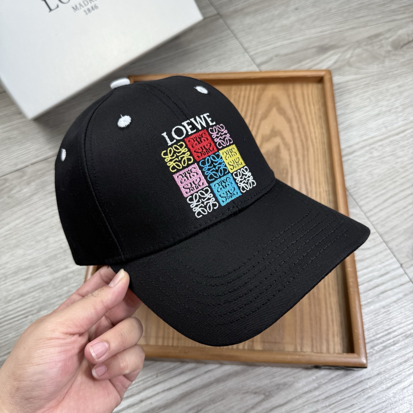 。Loewe。【配防尘袋】新品棒球帽！材质：纯棉！透气性好！春天挡风，夏天防晒必备单品！颜色大气！款式新