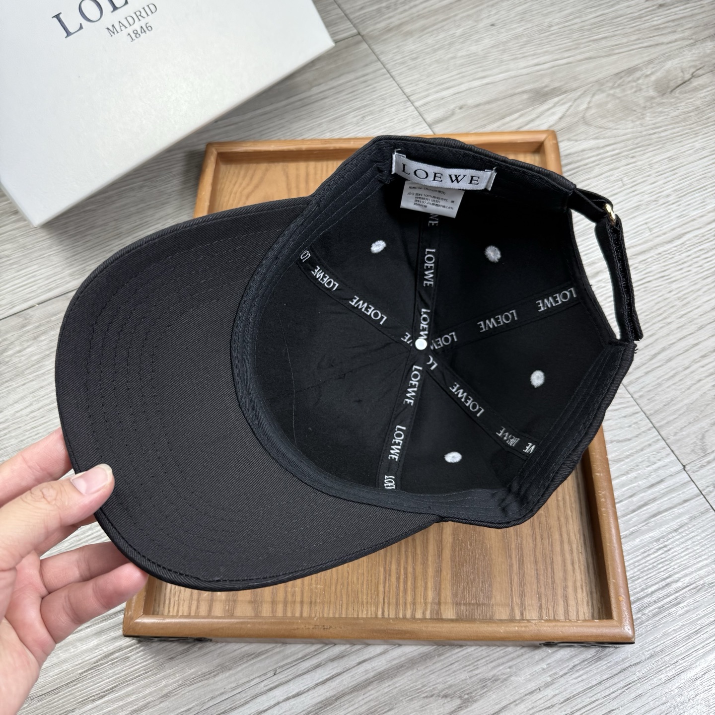 。Loewe。【配防尘袋】新品棒球帽！材质：纯棉！透气性好！春天挡风，夏天防晒必备单品！颜色大气！款式新