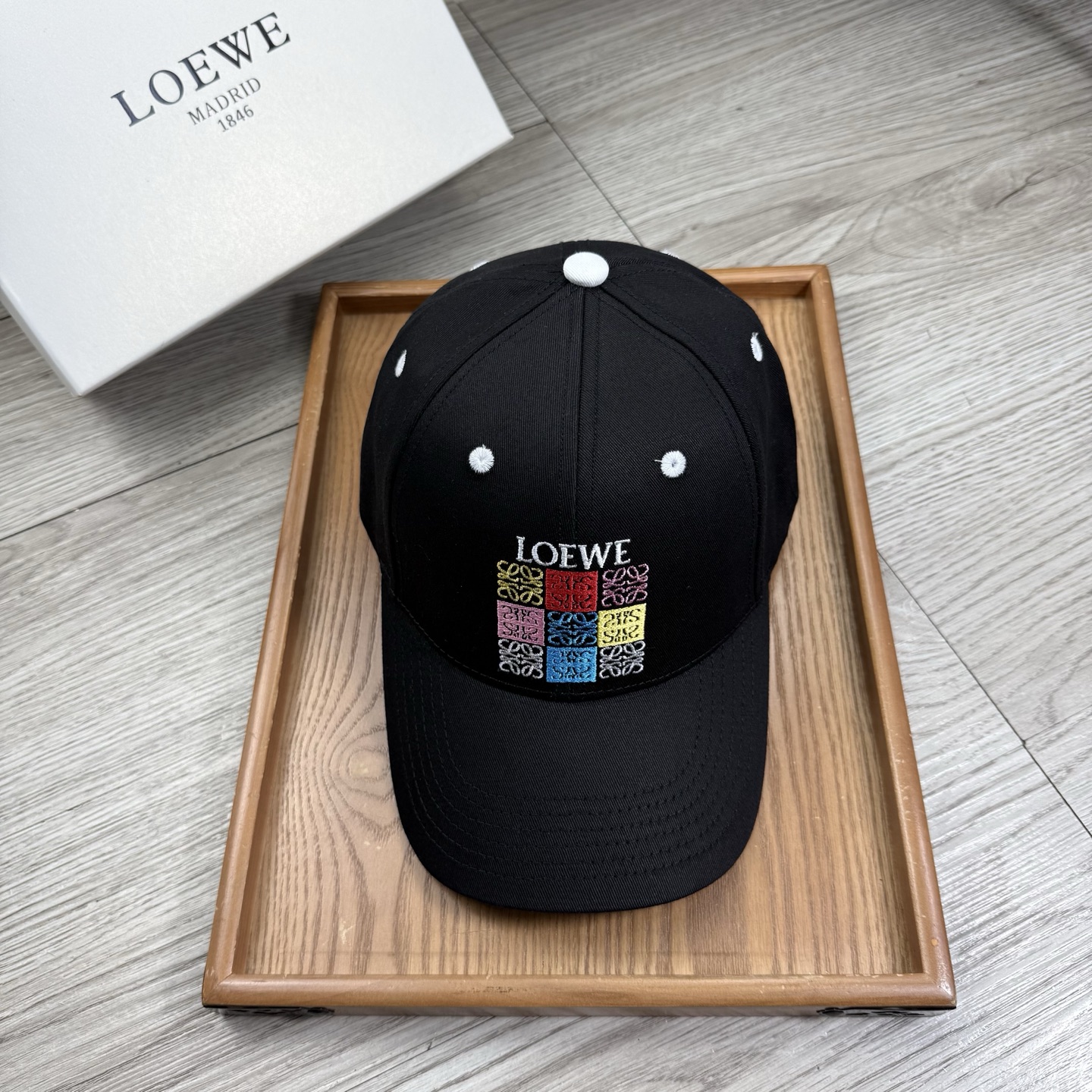 。Loewe。【配防尘袋】新品棒球帽！材质：纯棉！透气性好！春天挡风，夏天防晒必备单品！颜色大气！款式新
