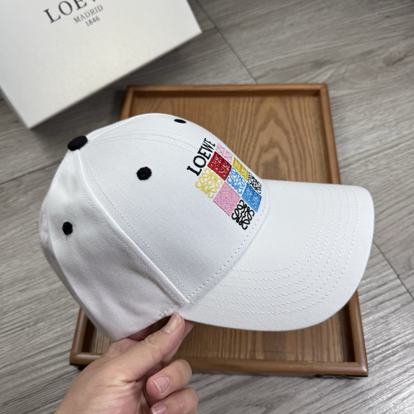 。Loewe。【配防尘袋】新品棒球帽！材质：纯棉！透气性好！春天挡风，夏天防晒必备单品！颜色大气！款式新