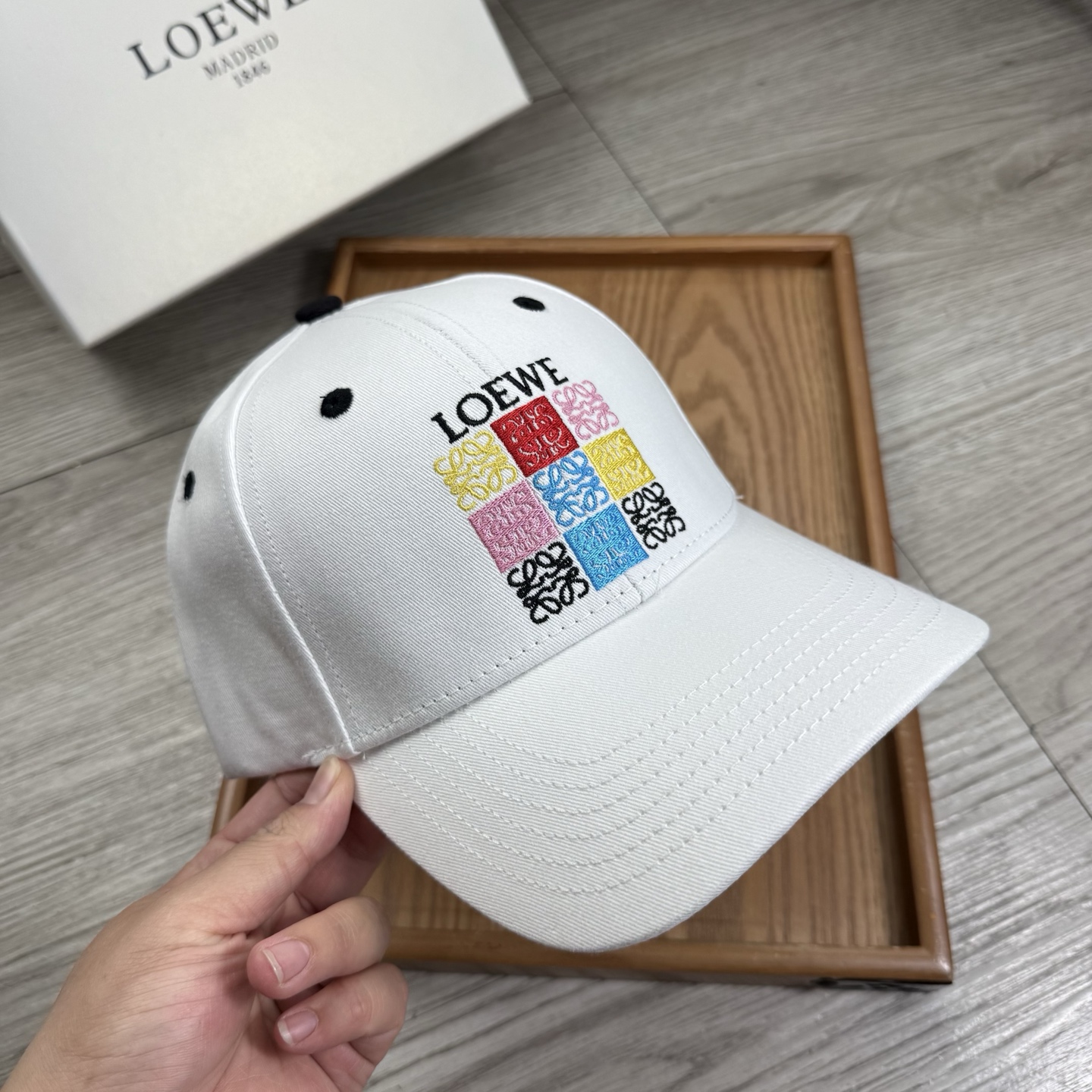 。Loewe。【配防尘袋】新品棒球帽！材质：纯棉！透气性好！春天挡风，夏天防晒必备单品！颜色大气！款式新