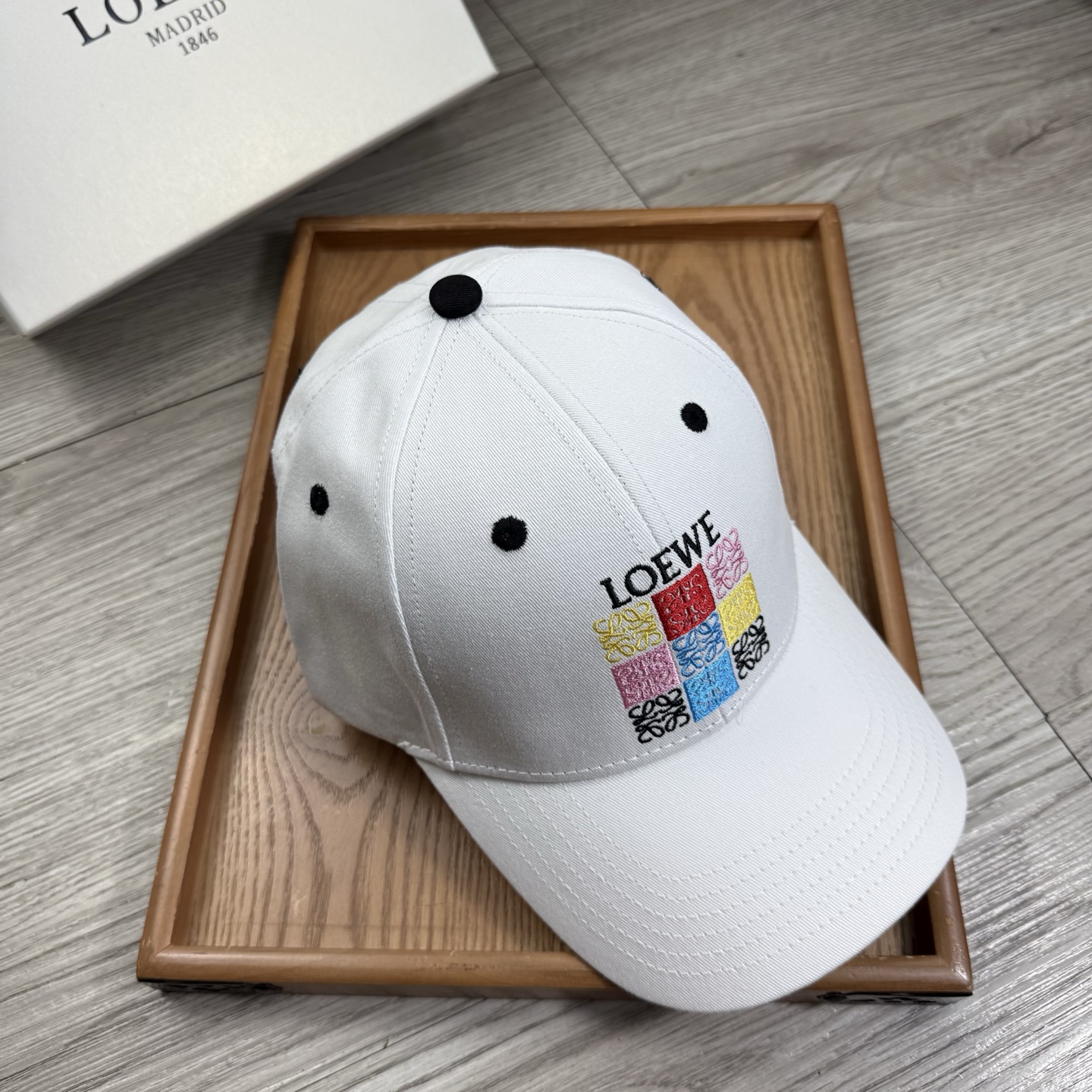 。Loewe。【配防尘袋】新品棒球帽！材质：纯棉！透气性好！春天挡风，夏天防晒必备单品！颜色大气！款式新