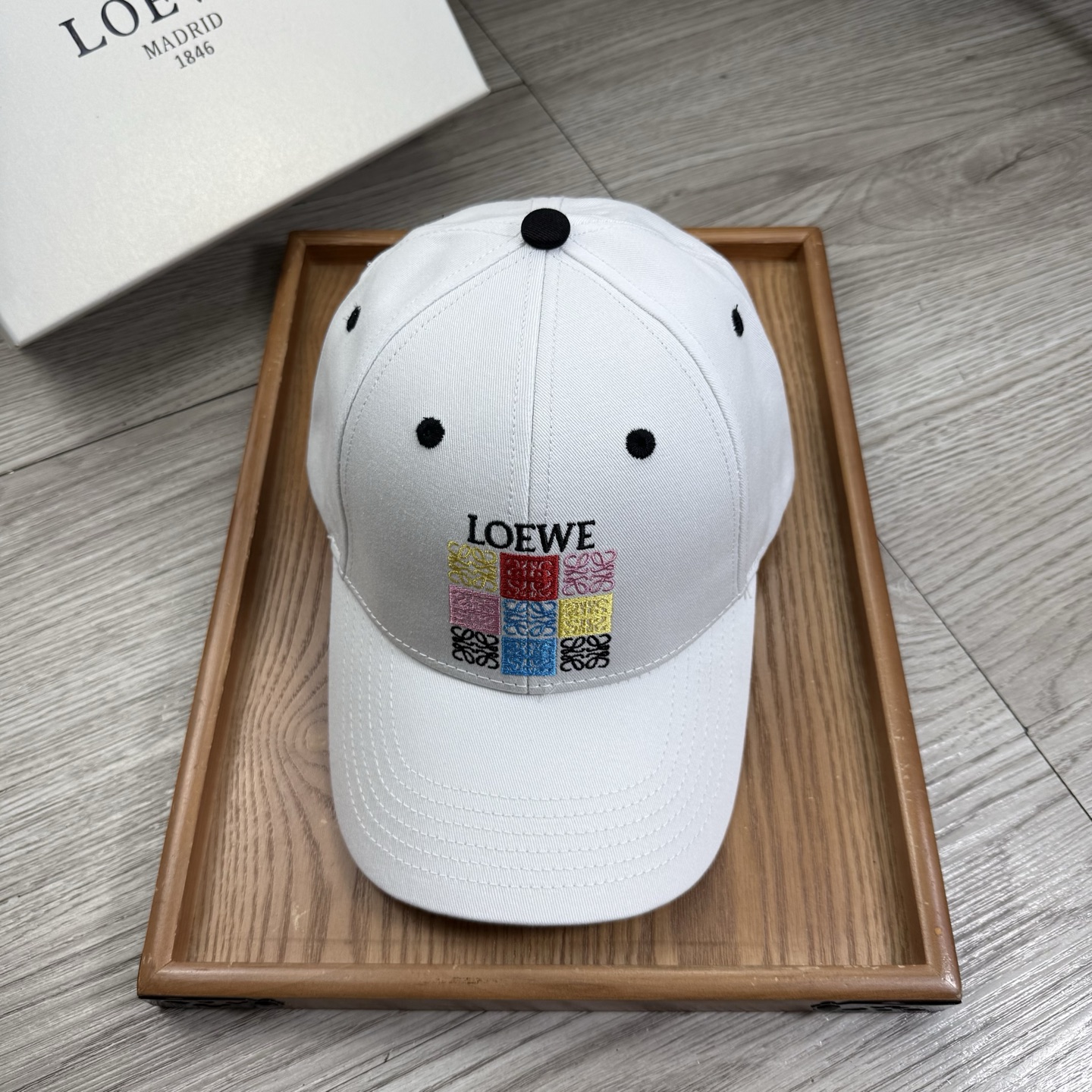 。Loewe。【配防尘袋】新品棒球帽！材质：纯棉！透气性好！春天挡风，夏天防晒必备单品！颜色大气！款式新