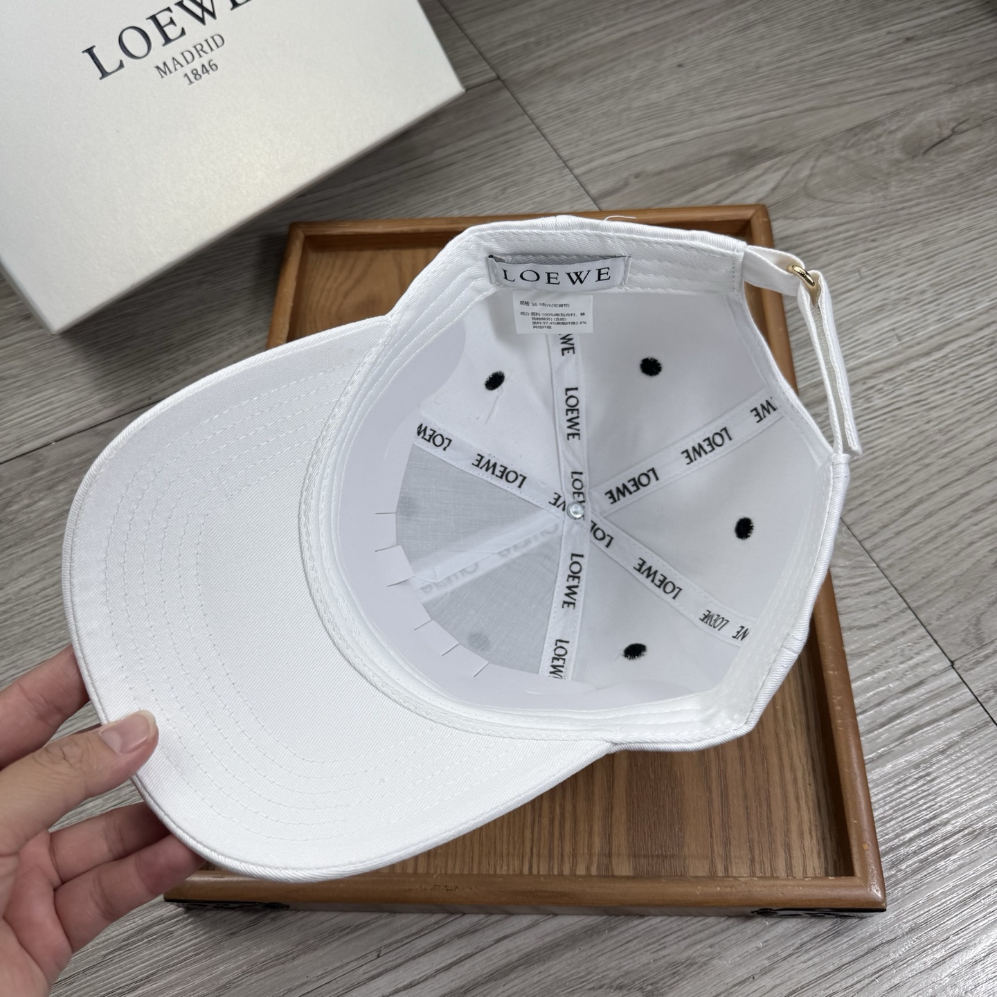 。Loewe。【配防尘袋】新品棒球帽！材质：纯棉！透气性好！春天挡风，夏天防晒必备单品！颜色大气！款式新