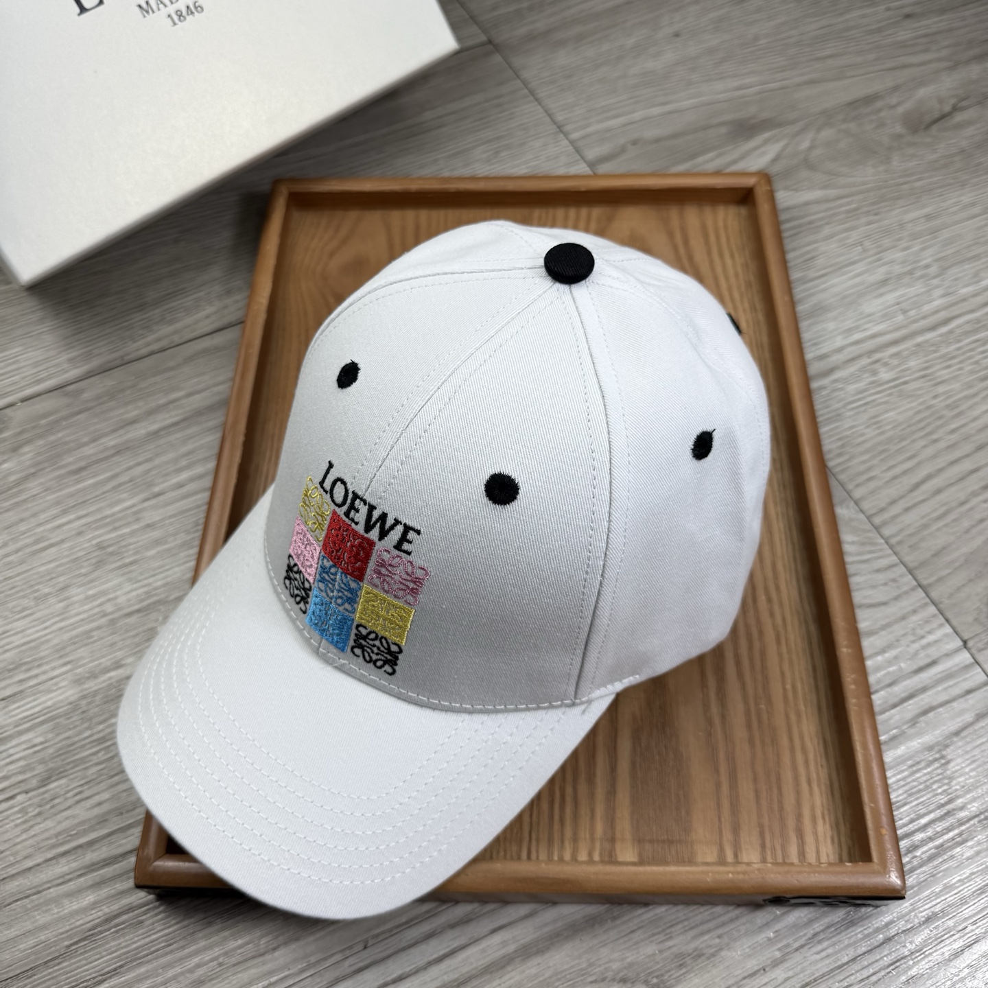 。Loewe。【配防尘袋】新品棒球帽！材质：纯棉！透气性好！春天挡风，夏天防晒必备单品！颜色大气！款式新