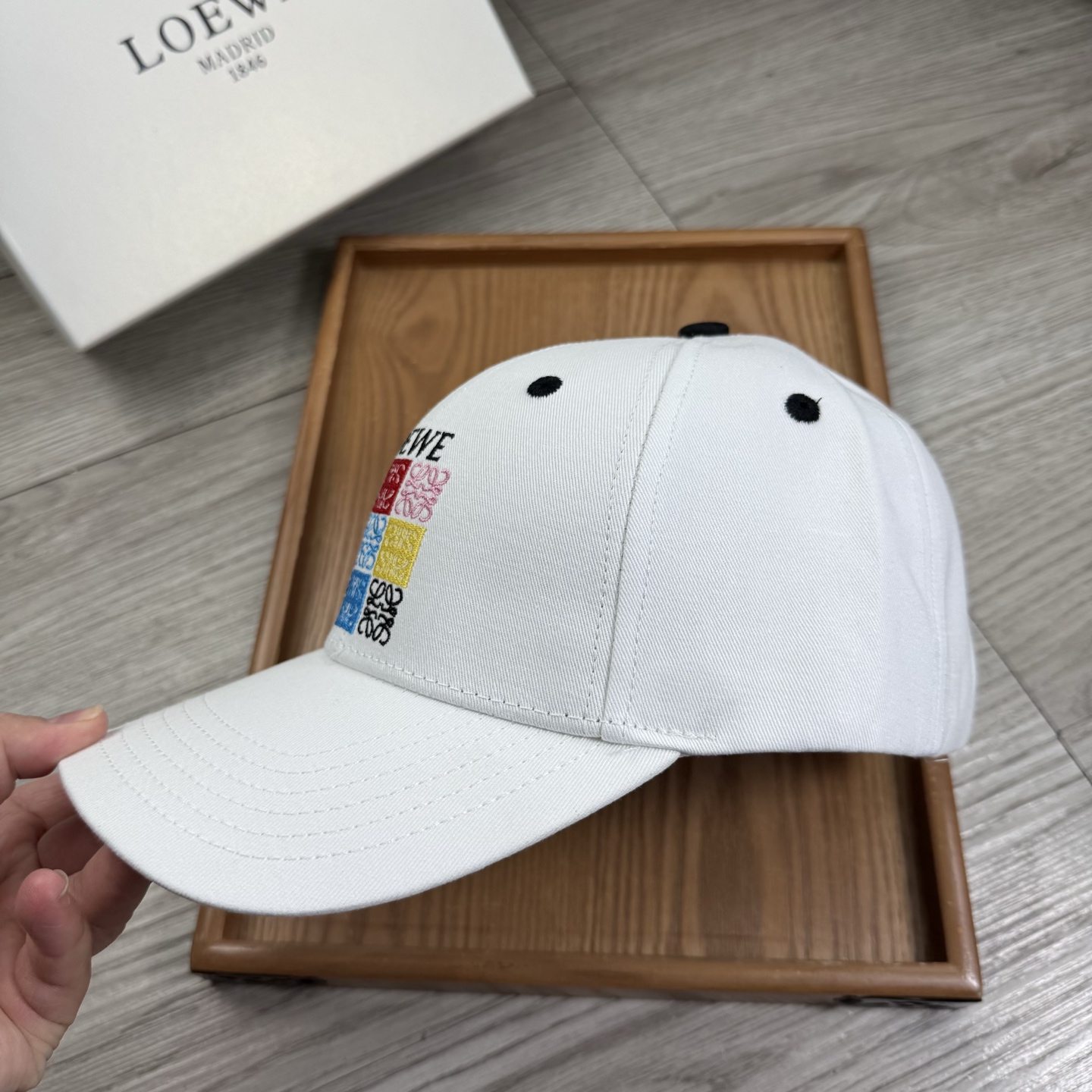 。Loewe。【配防尘袋】新品棒球帽！材质：纯棉！透气性好！春天挡风，夏天防晒必备单品！颜色大气！款式新