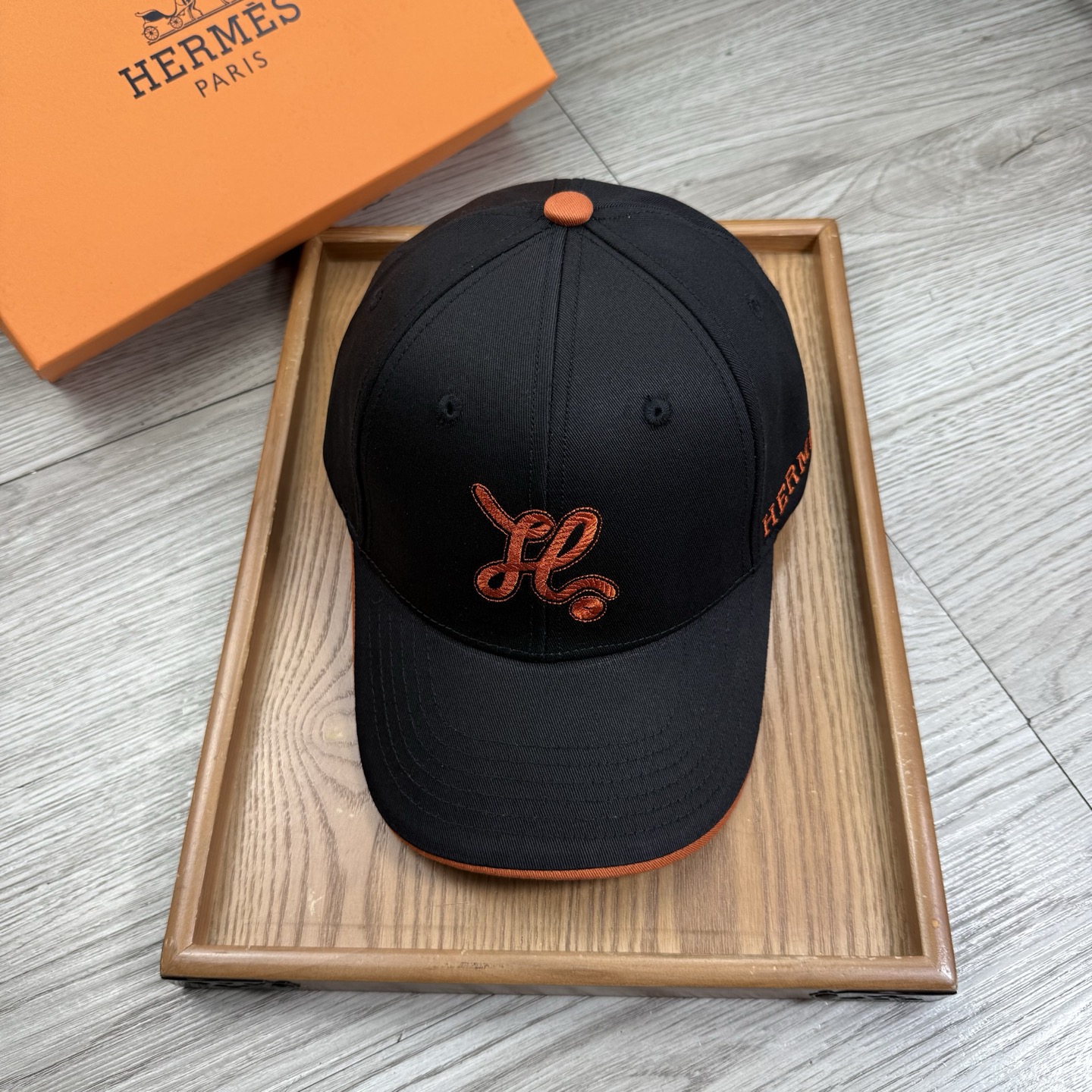 。H家。【配防尘袋】新品棒球帽！材质：纯棉！透气性好！春天挡风，夏天防晒必备单品！颜色大气！款式新颖别致