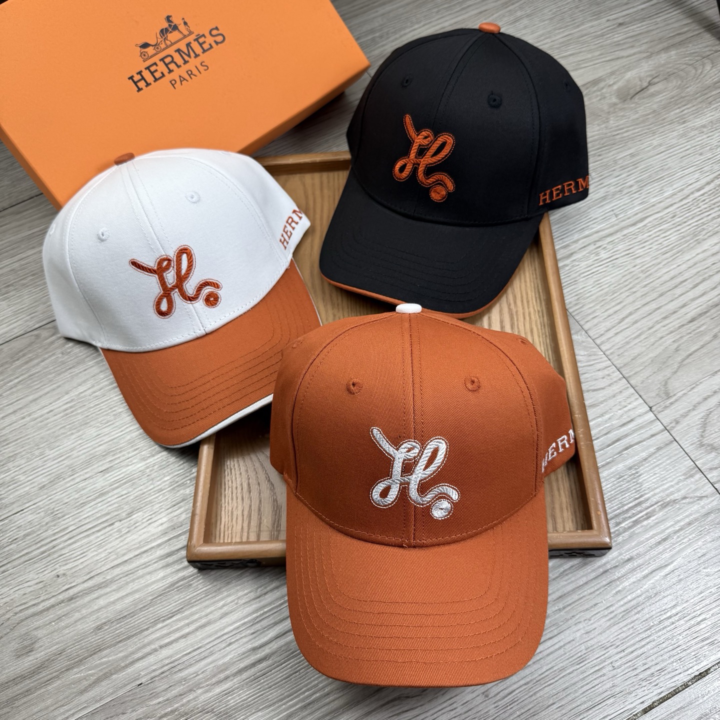 。H家。【配防尘袋】新品棒球帽！材质：纯棉！透气性好！春天挡风，夏天防晒必备单品！颜色大气！款式新颖别致