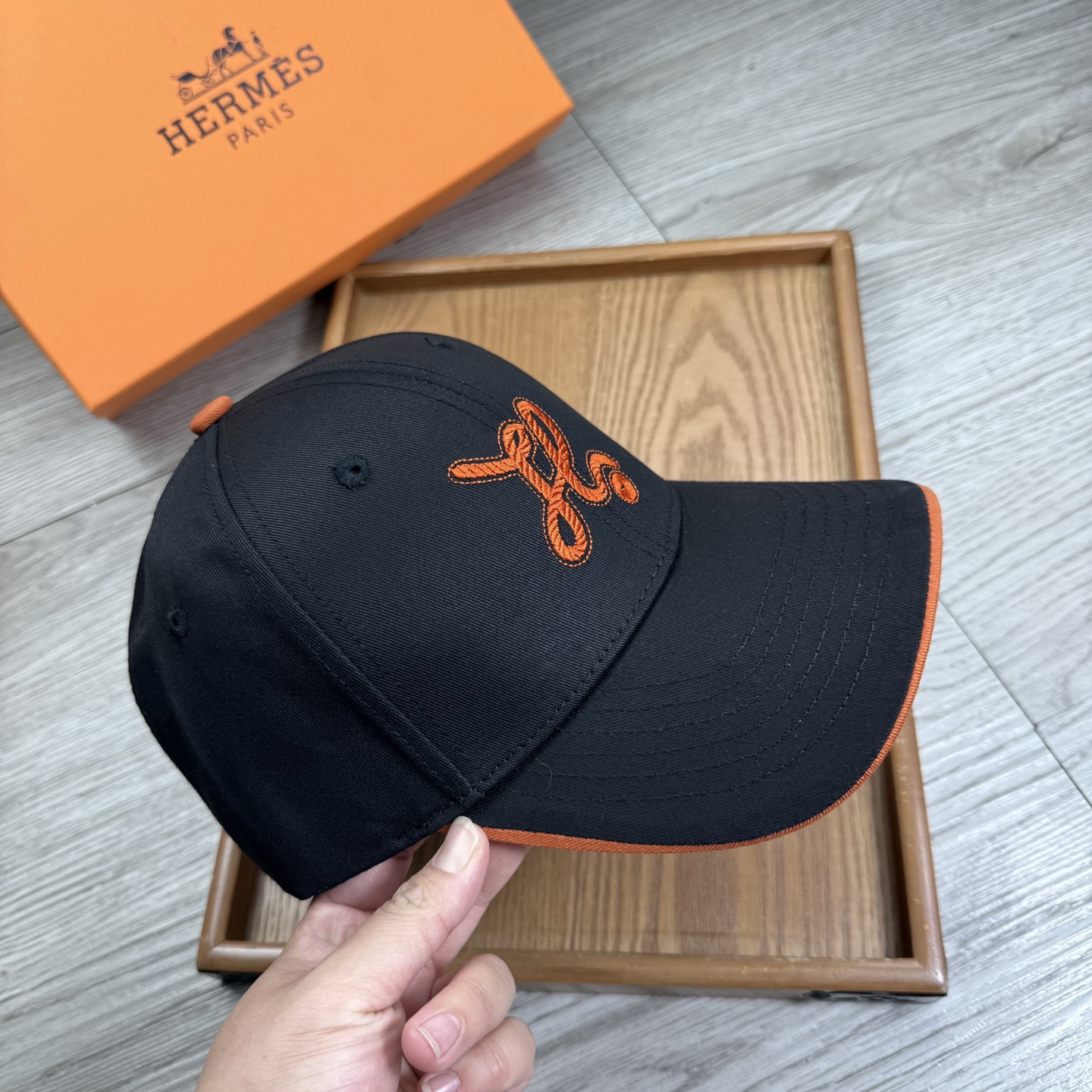 。H家。【配防尘袋】新品棒球帽！材质：纯棉！透气性好！春天挡风，夏天防晒必备单品！颜色大气！款式新颖别致