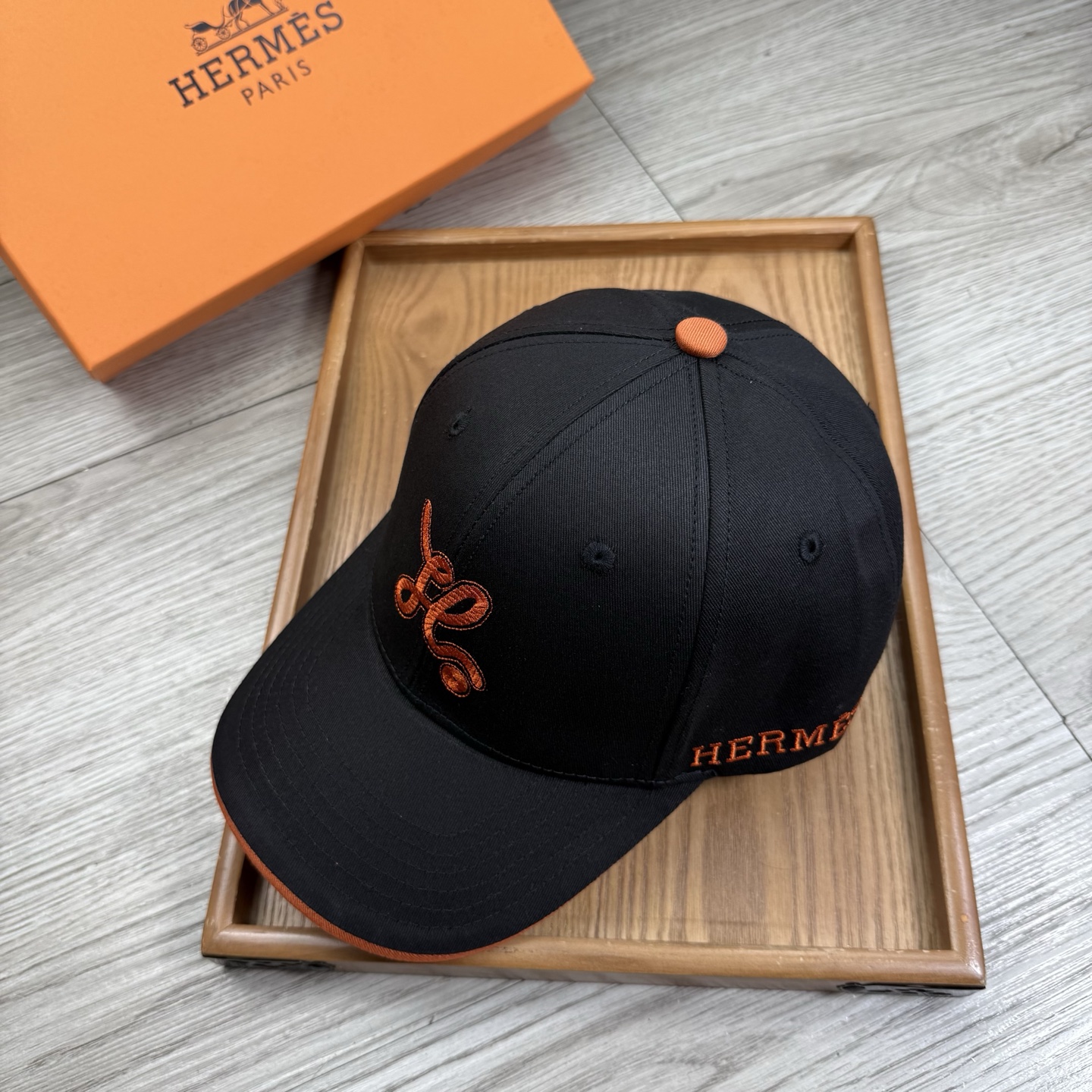 。H家。【配防尘袋】新品棒球帽！材质：纯棉！透气性好！春天挡风，夏天防晒必备单品！颜色大气！款式新颖别致