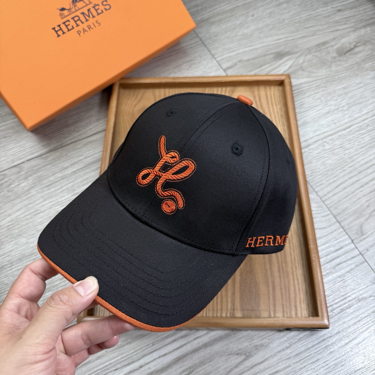 。H家。【配防尘袋】新品棒球帽！材质：纯棉！透气性好！春天挡风，夏天防晒必备单品！颜色大气！款式新颖别致