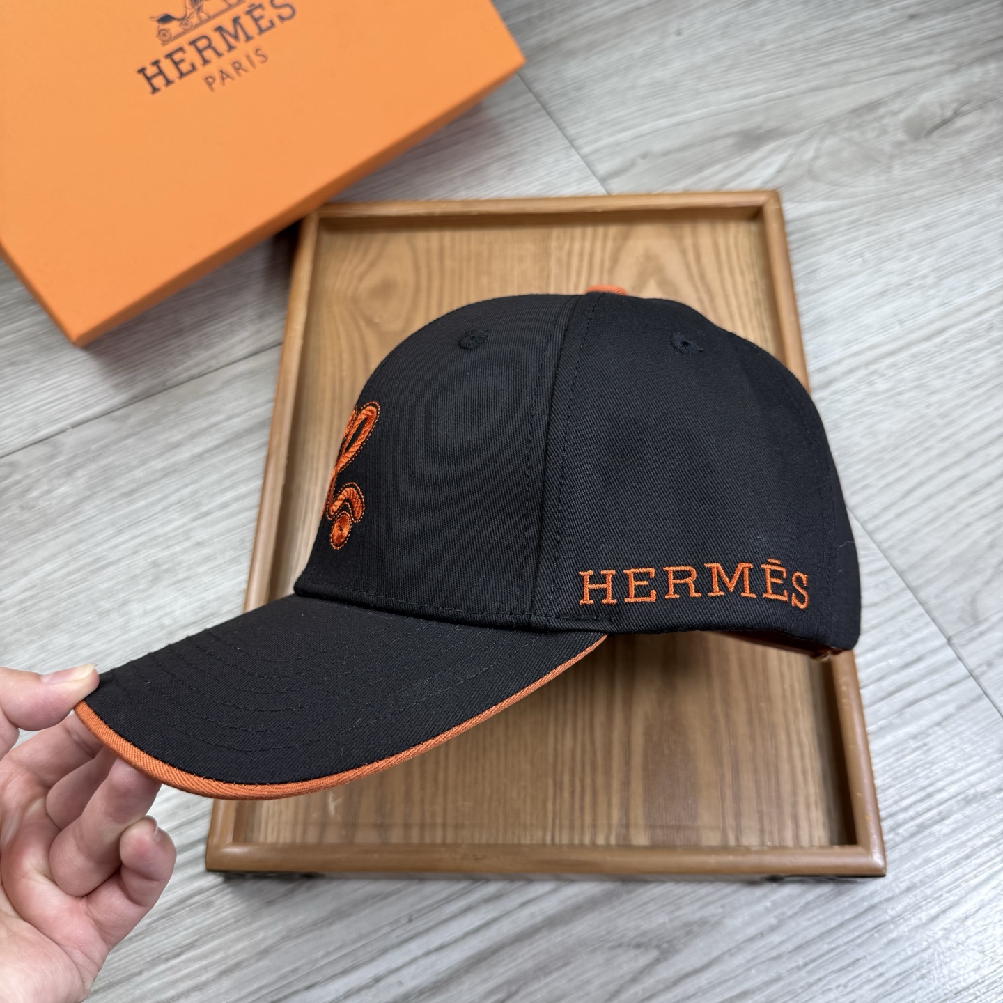 。H家。【配防尘袋】新品棒球帽！材质：纯棉！透气性好！春天挡风，夏天防晒必备单品！颜色大气！款式新颖别致