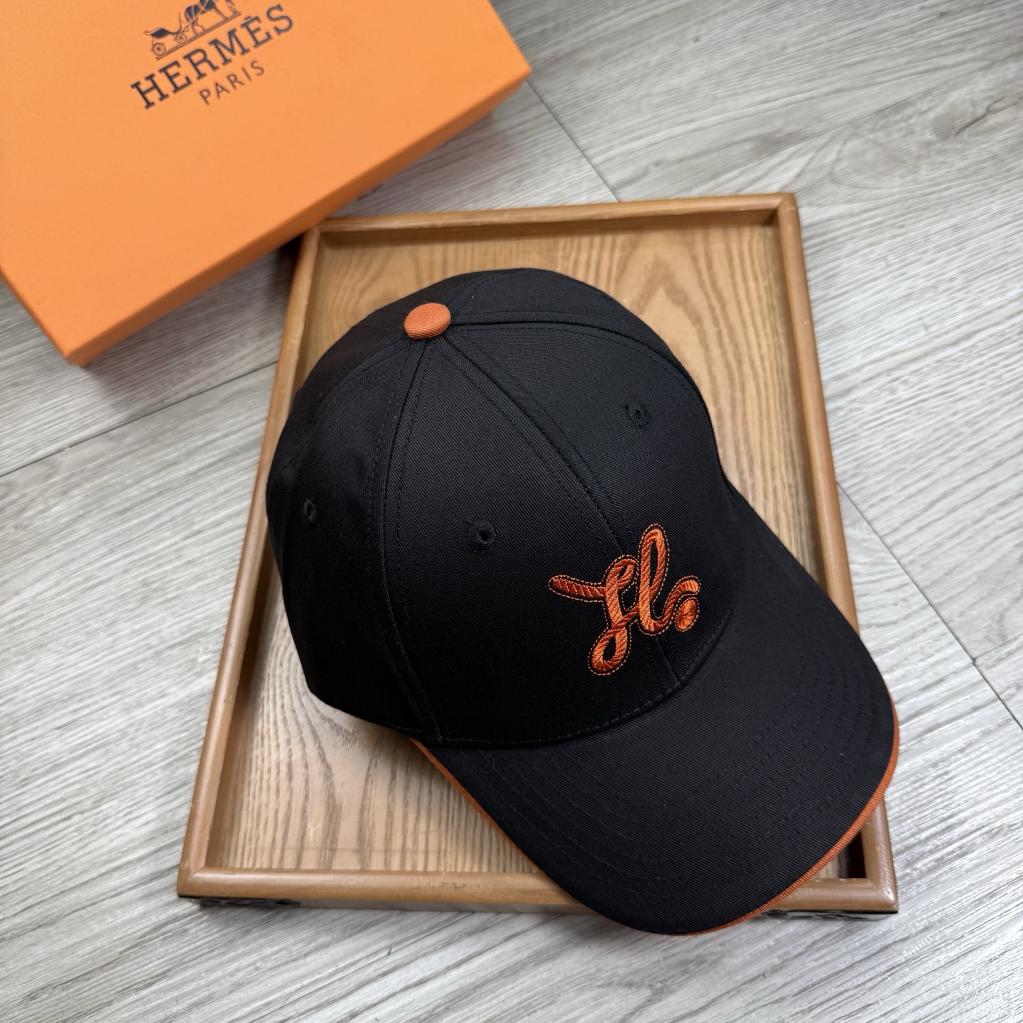 。H家。【配防尘袋】新品棒球帽！材质：纯棉！透气性好！春天挡风，夏天防晒必备单品！颜色大气！款式新颖别致