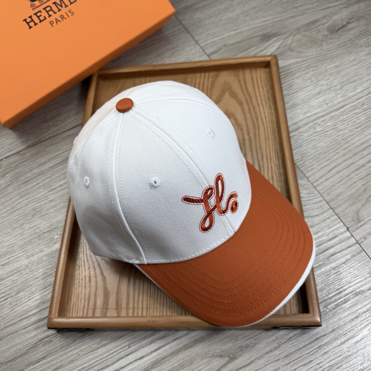 。H家。【配防尘袋】新品棒球帽！材质：纯棉！透气性好！春天挡风，夏天防晒必备单品！颜色大气！款式新颖别致