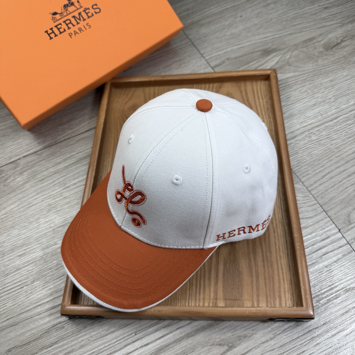 。H家。【配防尘袋】新品棒球帽！材质：纯棉！透气性好！春天挡风，夏天防晒必备单品！颜色大气！款式新颖别致