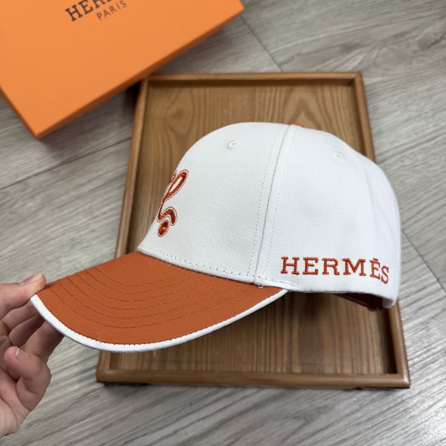 。H家。【配防尘袋】新品棒球帽！材质：纯棉！透气性好！春天挡风，夏天防晒必备单品！颜色大气！款式新颖别致