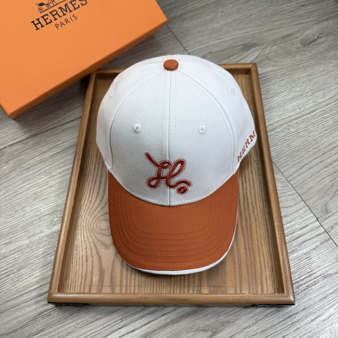 。H家。【配防尘袋】新品棒球帽！材质：纯棉！透气性好！春天挡风，夏天防晒必备单品！颜色大气！款式新颖别致