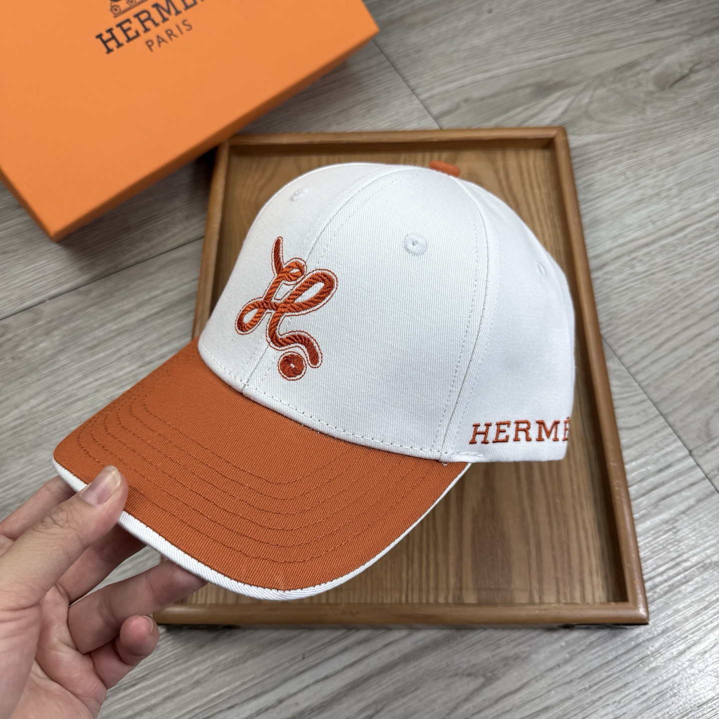 。H家。【配防尘袋】新品棒球帽！材质：纯棉！透气性好！春天挡风，夏天防晒必备单品！颜色大气！款式新颖别致