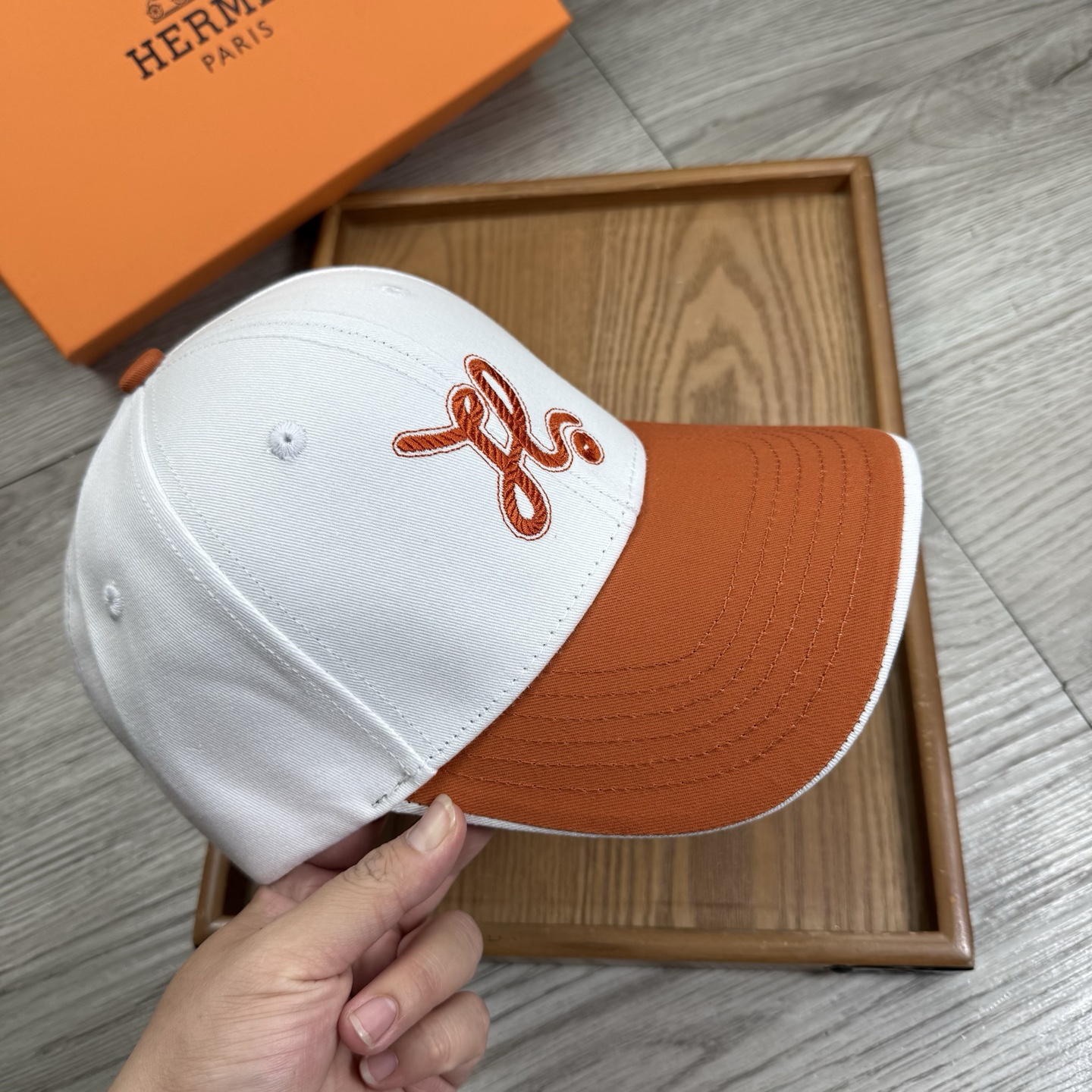 。H家。【配防尘袋】新品棒球帽！材质：纯棉！透气性好！春天挡风，夏天防晒必备单品！颜色大气！款式新颖别致