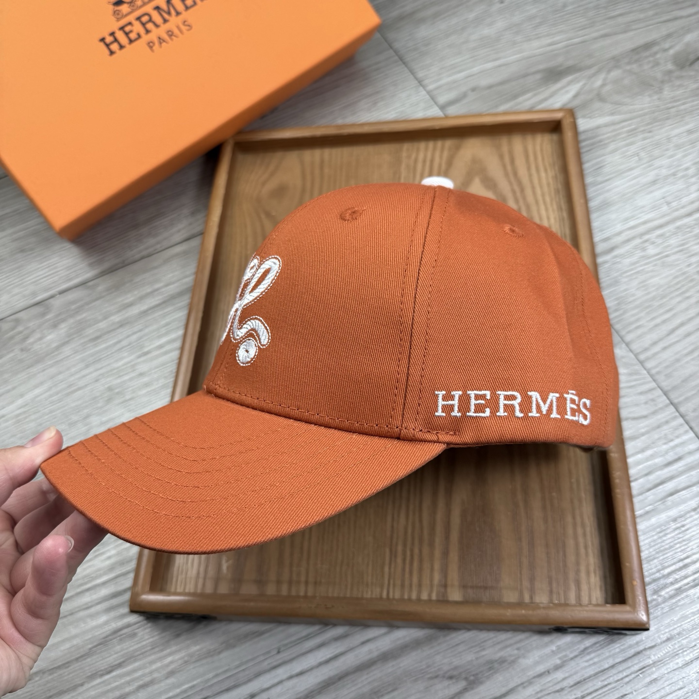 。H家。【配防尘袋】新品棒球帽！材质：纯棉！透气性好！春天挡风，夏天防晒必备单品！颜色大气！款式新颖别致