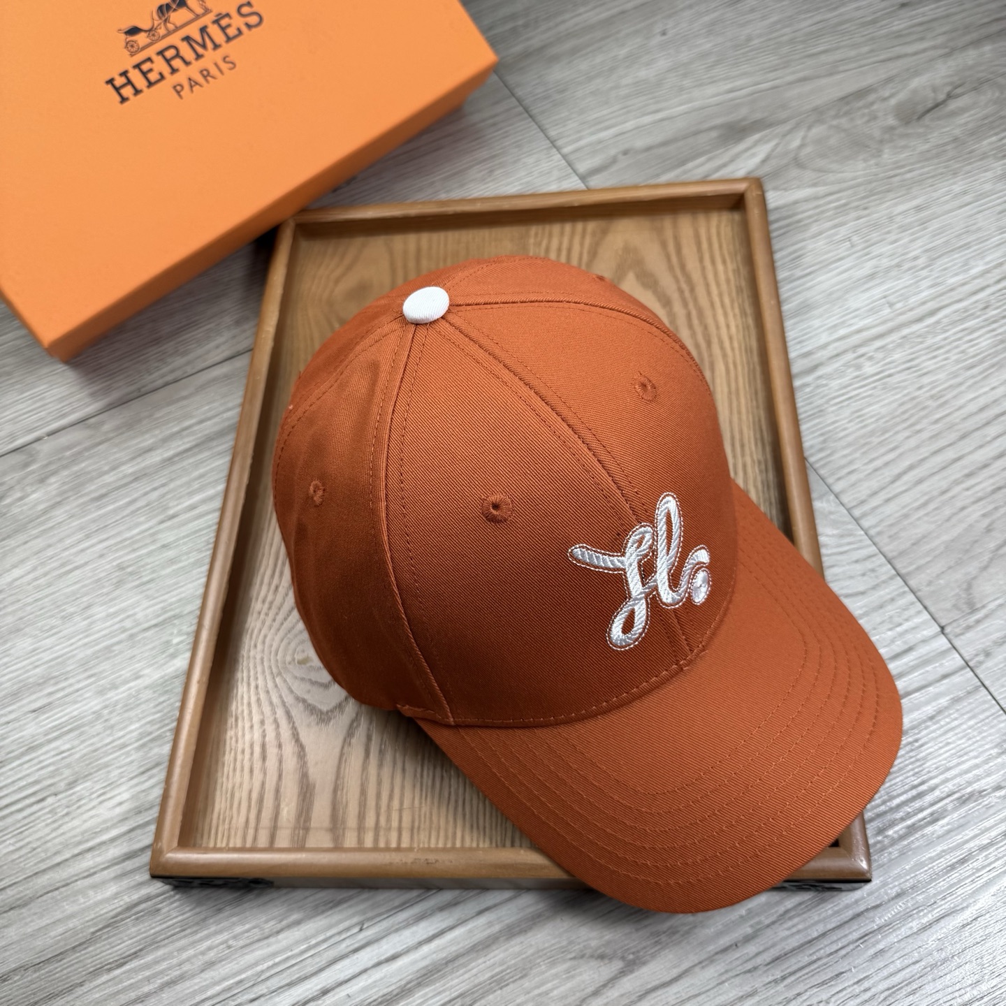 。H家。【配防尘袋】新品棒球帽！材质：纯棉！透气性好！春天挡风，夏天防晒必备单品！颜色大气！款式新颖别致