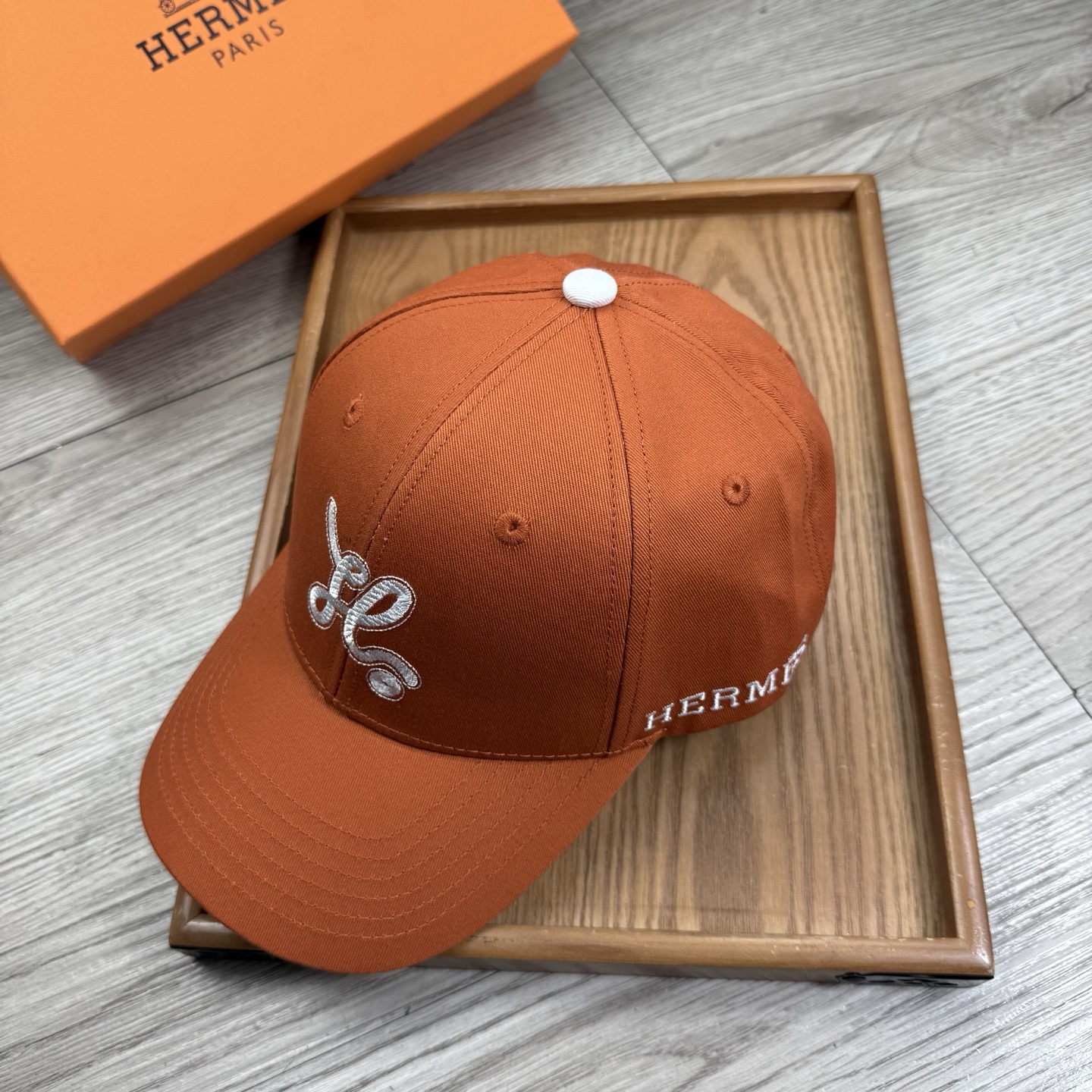 。H家。【配防尘袋】新品棒球帽！材质：纯棉！透气性好！春天挡风，夏天防晒必备单品！颜色大气！款式新颖别致