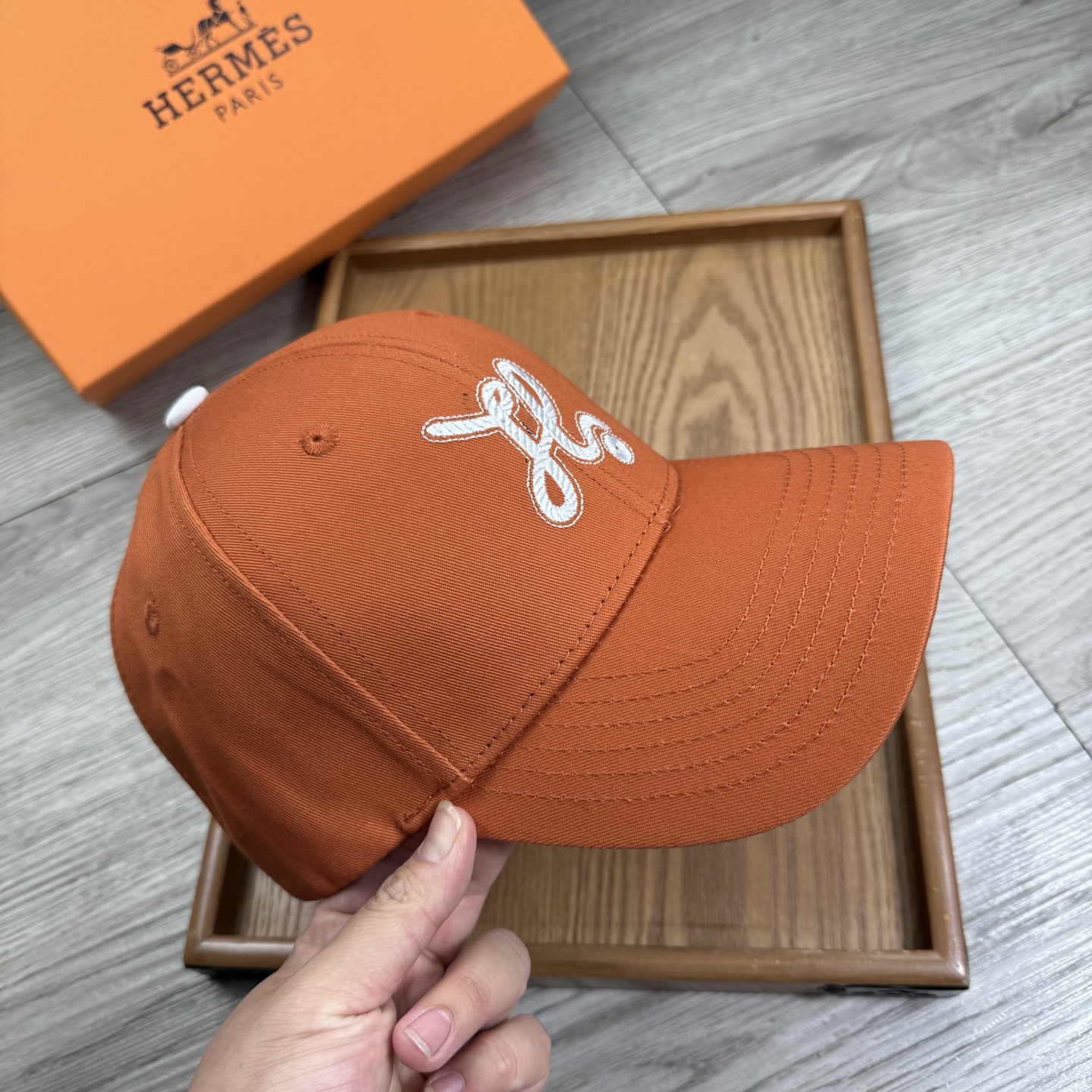 。H家。【配防尘袋】新品棒球帽！材质：纯棉！透气性好！春天挡风，夏天防晒必备单品！颜色大气！款式新颖别致