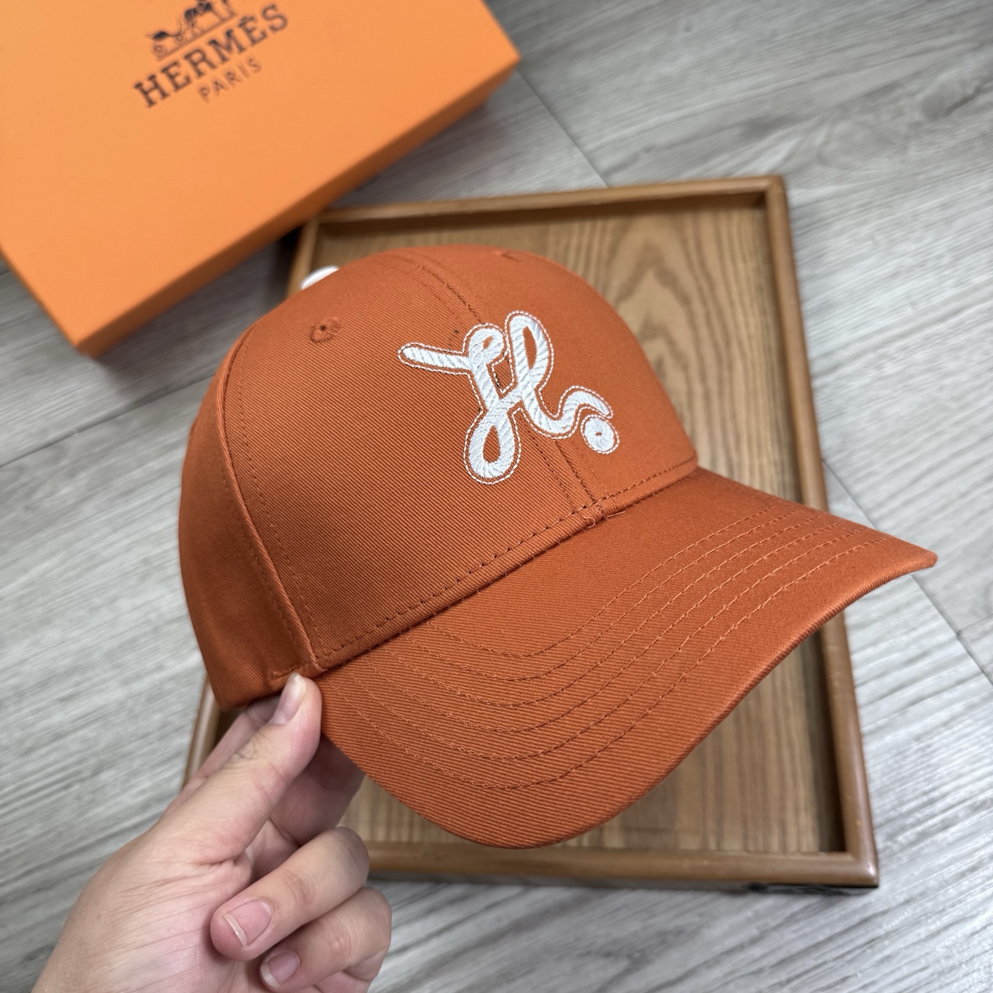 。H家。【配防尘袋】新品棒球帽！材质：纯棉！透气性好！春天挡风，夏天防晒必备单品！颜色大气！款式新颖别致