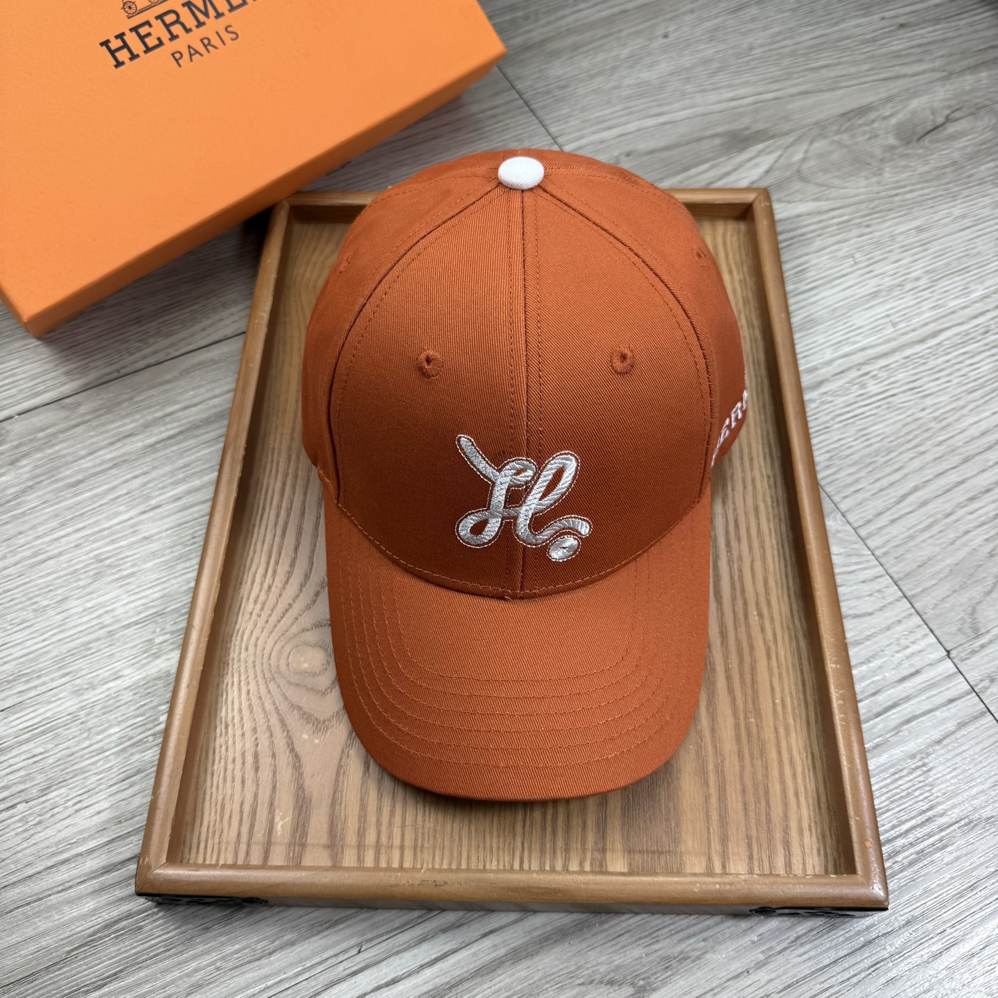 。H家。【配防尘袋】新品棒球帽！材质：纯棉！透气性好！春天挡风，夏天防晒必备单品！颜色大气！款式新颖别致