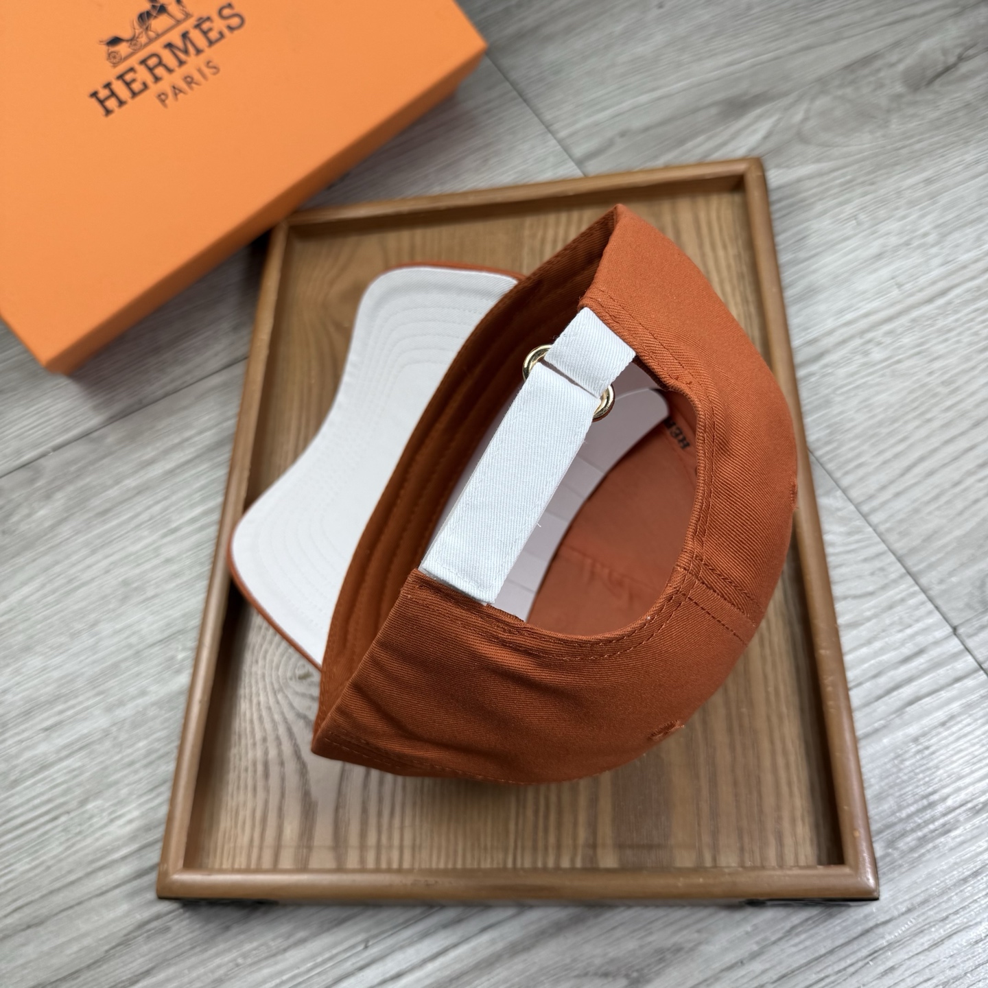 。H家。【配防尘袋】新品棒球帽！材质：纯棉！透气性好！春天挡风，夏天防晒必备单品！颜色大气！款式新颖别致