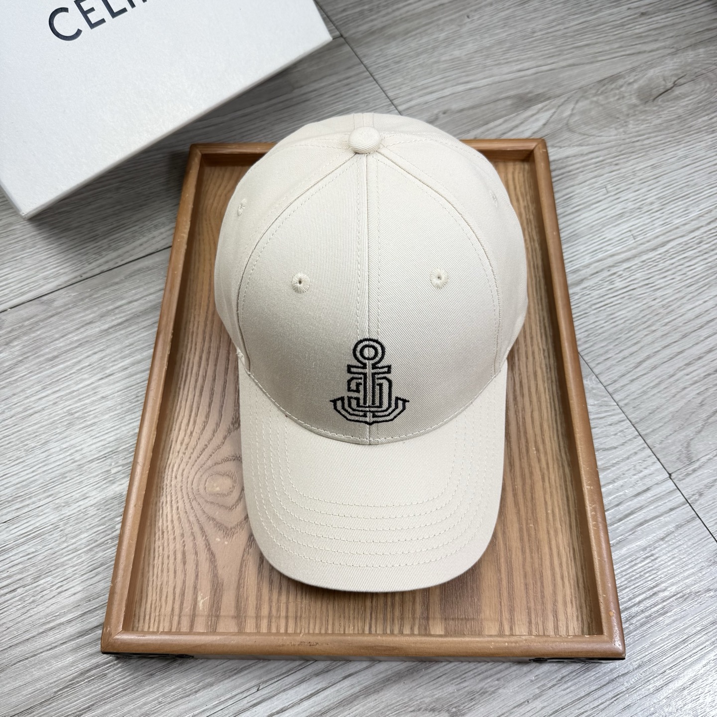 。赛琳。【配防尘袋】新品棒球帽！材质：纯棉！透气性好！春天挡风，夏天防晒必备单品！颜色大气！款式新颖别致