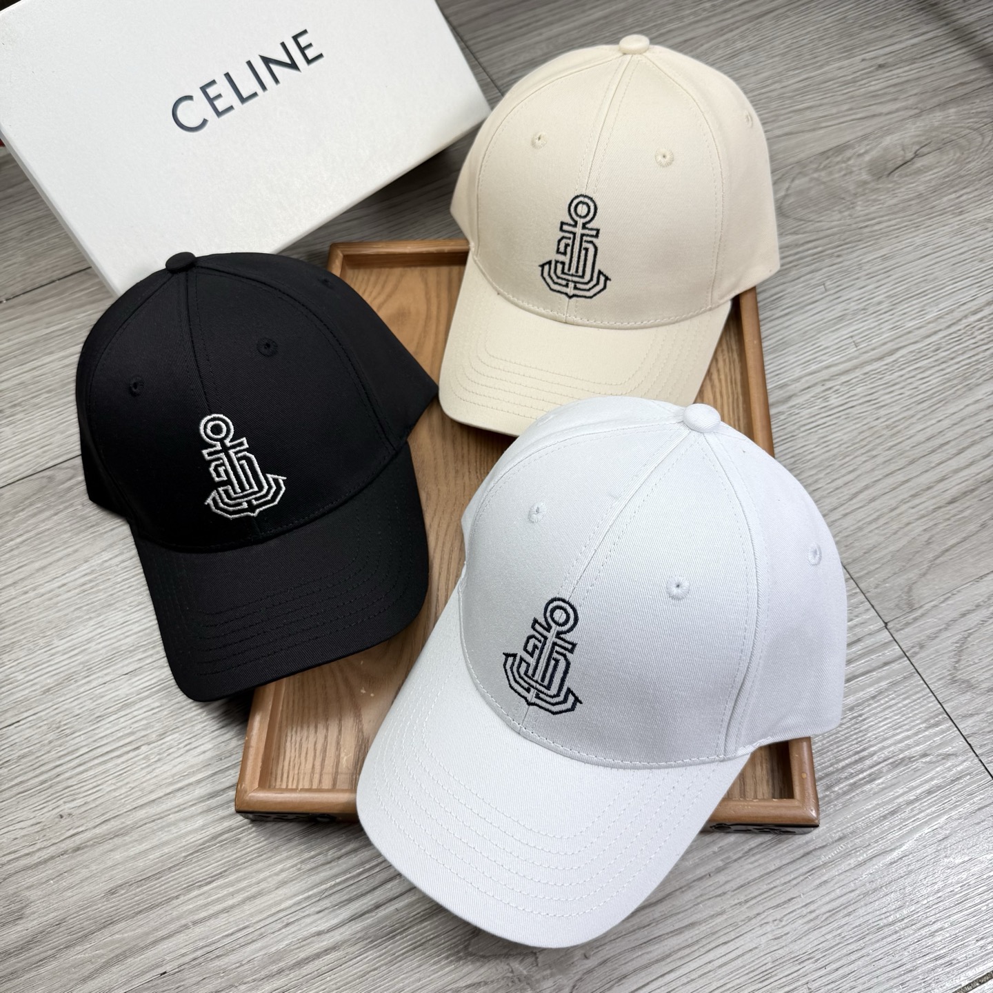 。赛琳。【配防尘袋】新品棒球帽！材质：纯棉！透气性好！春天挡风，夏天防晒必备单品！颜色大气！款式新颖别致