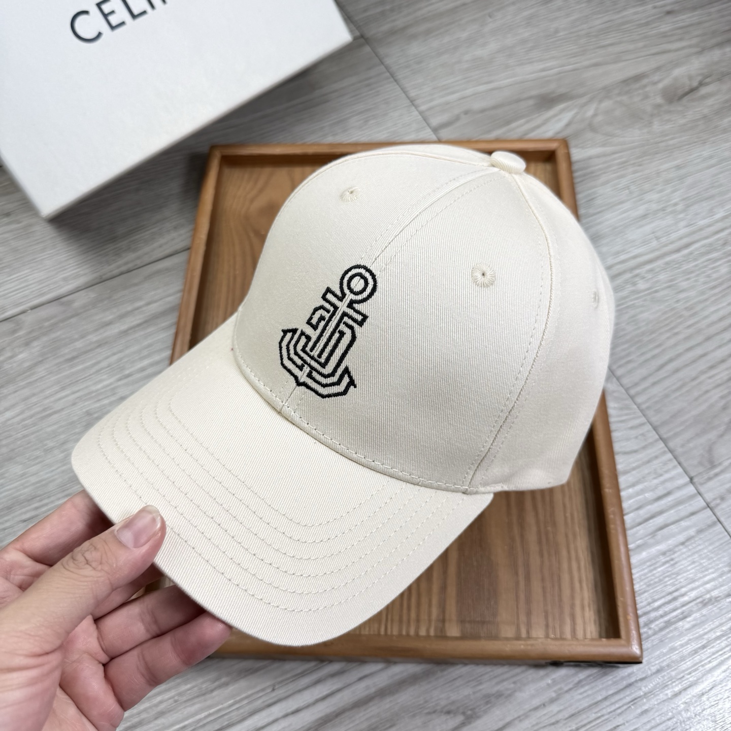 。赛琳。【配防尘袋】新品棒球帽！材质：纯棉！透气性好！春天挡风，夏天防晒必备单品！颜色大气！款式新颖别致