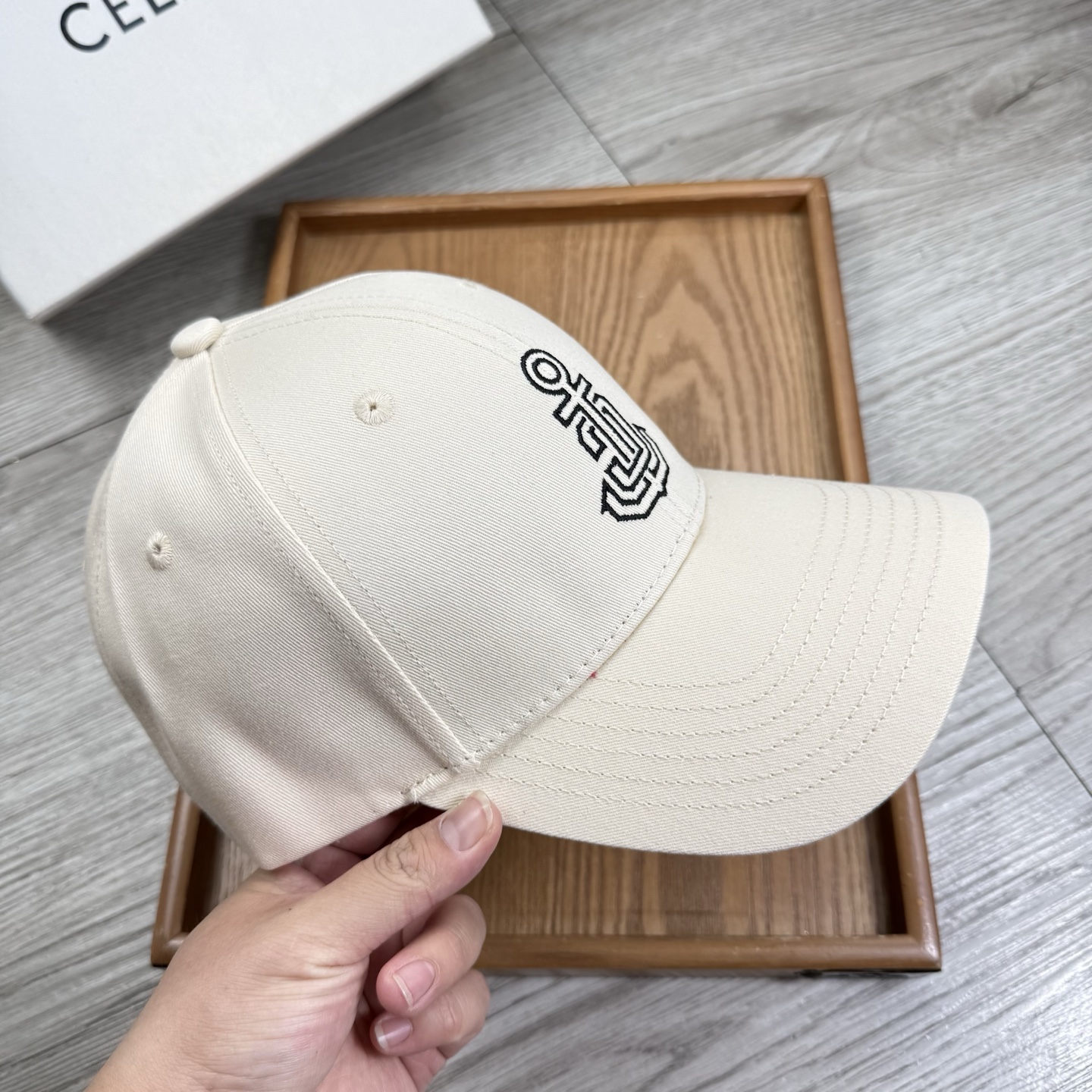 。赛琳。【配防尘袋】新品棒球帽！材质：纯棉！透气性好！春天挡风，夏天防晒必备单品！颜色大气！款式新颖别致