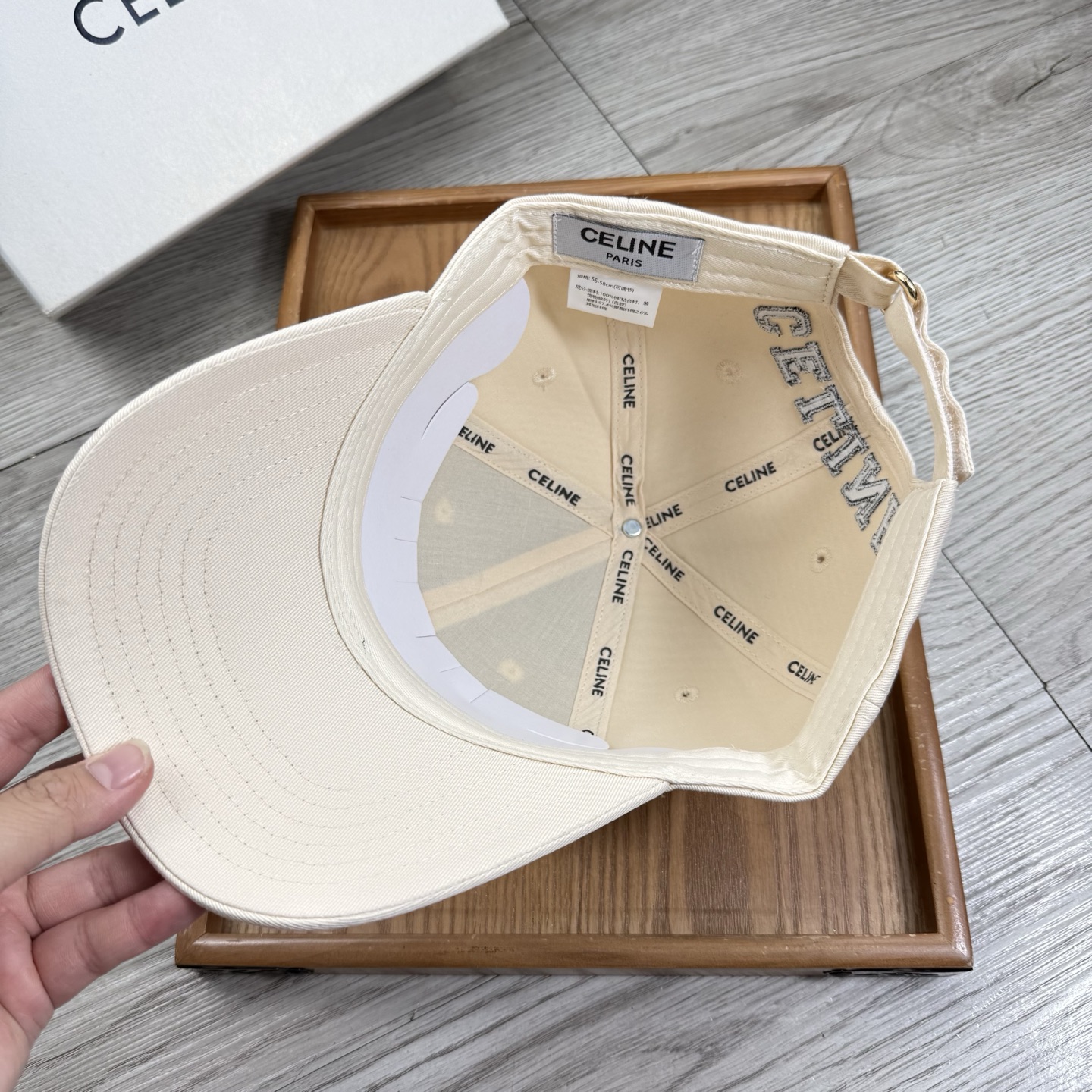 。赛琳。【配防尘袋】新品棒球帽！材质：纯棉！透气性好！春天挡风，夏天防晒必备单品！颜色大气！款式新颖别致