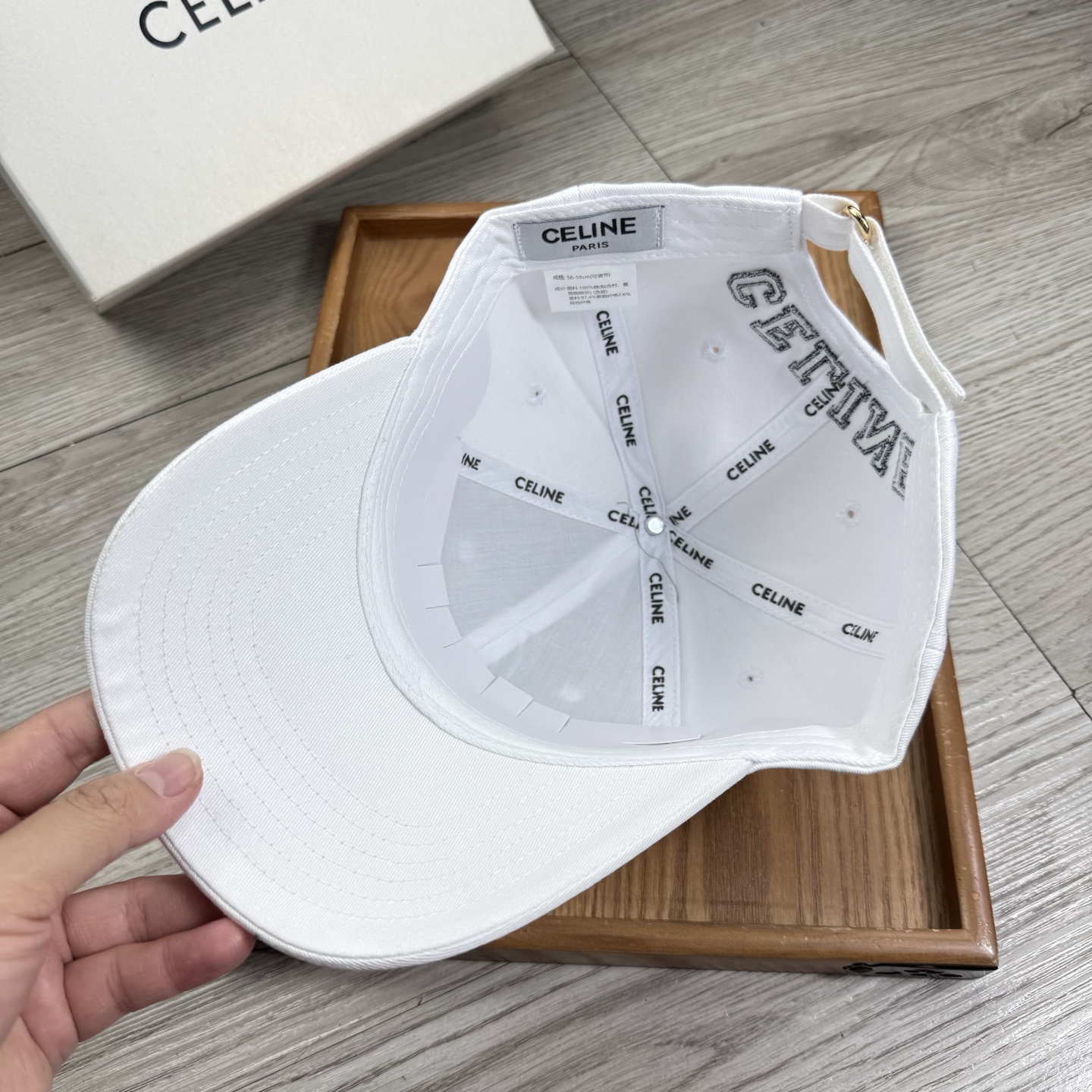 。赛琳。【配防尘袋】新品棒球帽！材质：纯棉！透气性好！春天挡风，夏天防晒必备单品！颜色大气！款式新颖别致