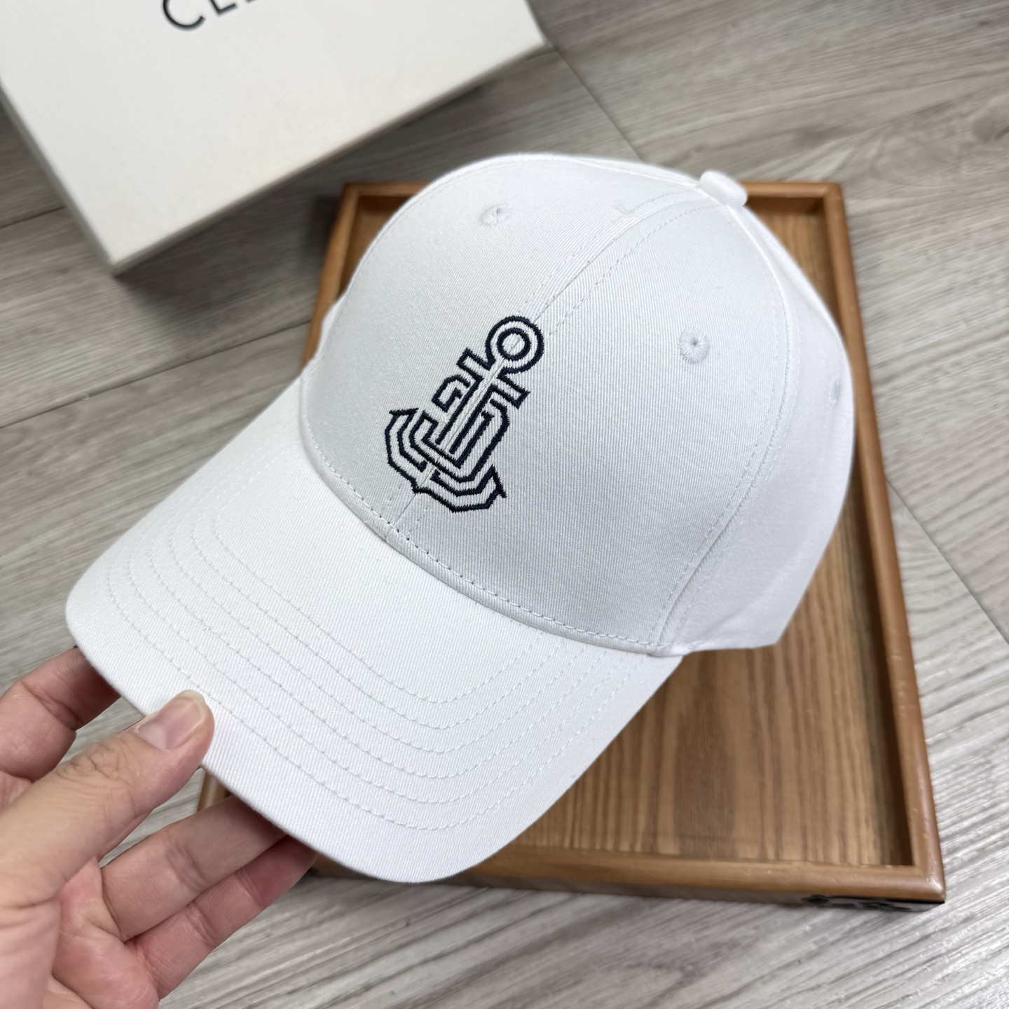 。赛琳。【配防尘袋】新品棒球帽！材质：纯棉！透气性好！春天挡风，夏天防晒必备单品！颜色大气！款式新颖别致