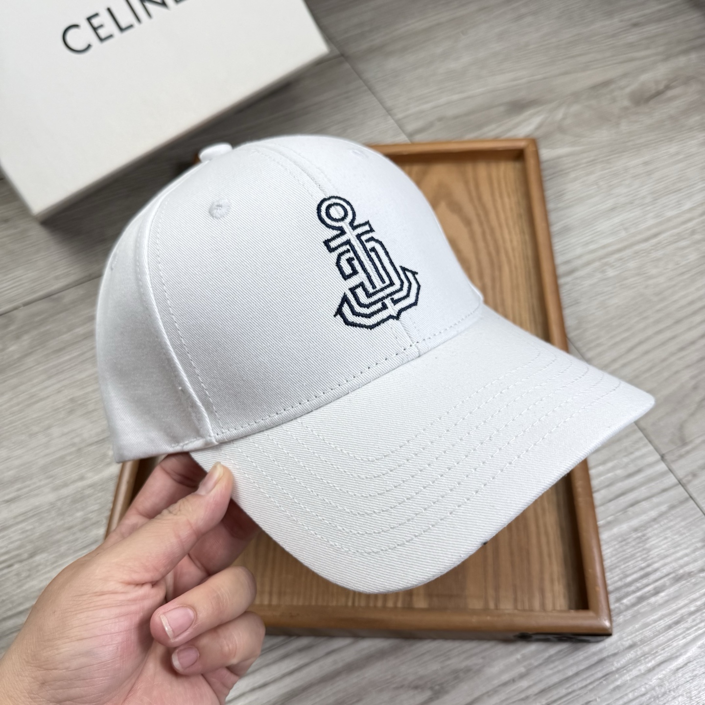 。赛琳。【配防尘袋】新品棒球帽！材质：纯棉！透气性好！春天挡风，夏天防晒必备单品！颜色大气！款式新颖别致