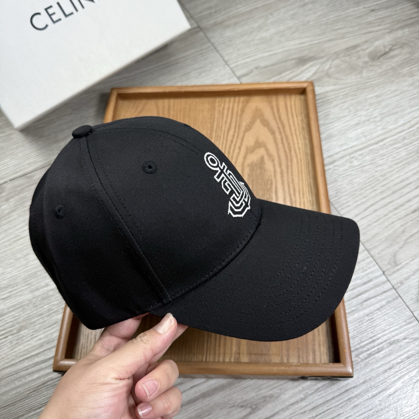 。赛琳。【配防尘袋】新品棒球帽！材质：纯棉！透气性好！春天挡风，夏天防晒必备单品！颜色大气！款式新颖别致