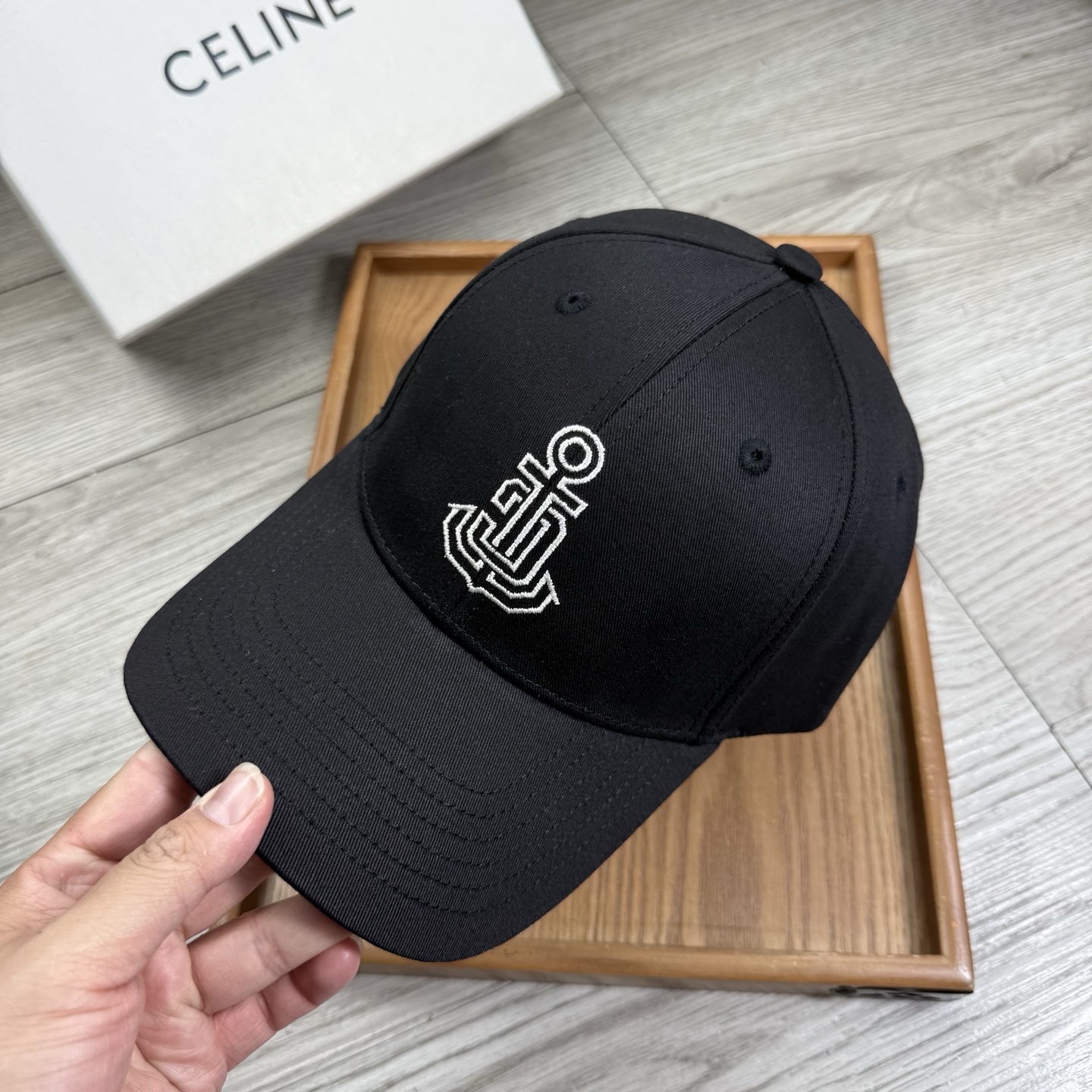 。赛琳。【配防尘袋】新品棒球帽！材质：纯棉！透气性好！春天挡风，夏天防晒必备单品！颜色大气！款式新颖别致