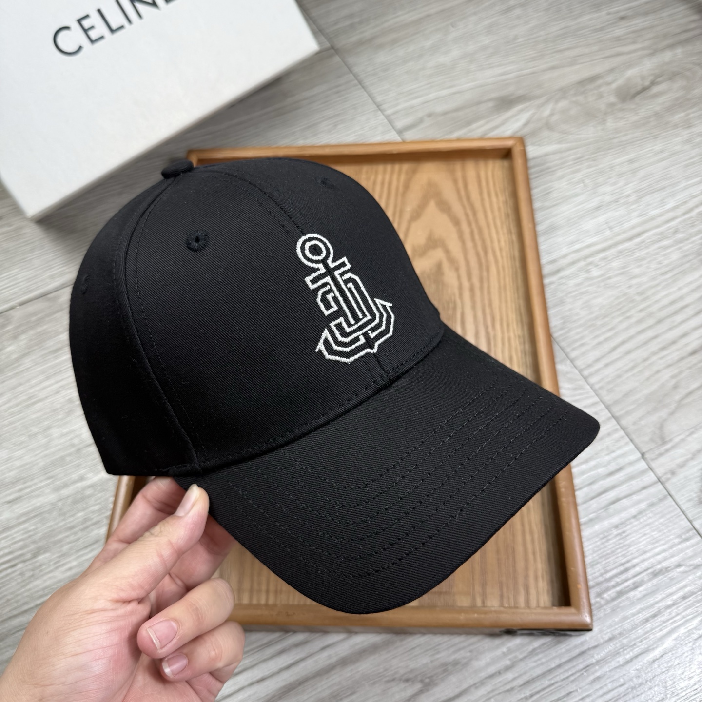 。赛琳。【配防尘袋】新品棒球帽！材质：纯棉！透气性好！春天挡风，夏天防晒必备单品！颜色大气！款式新颖别致