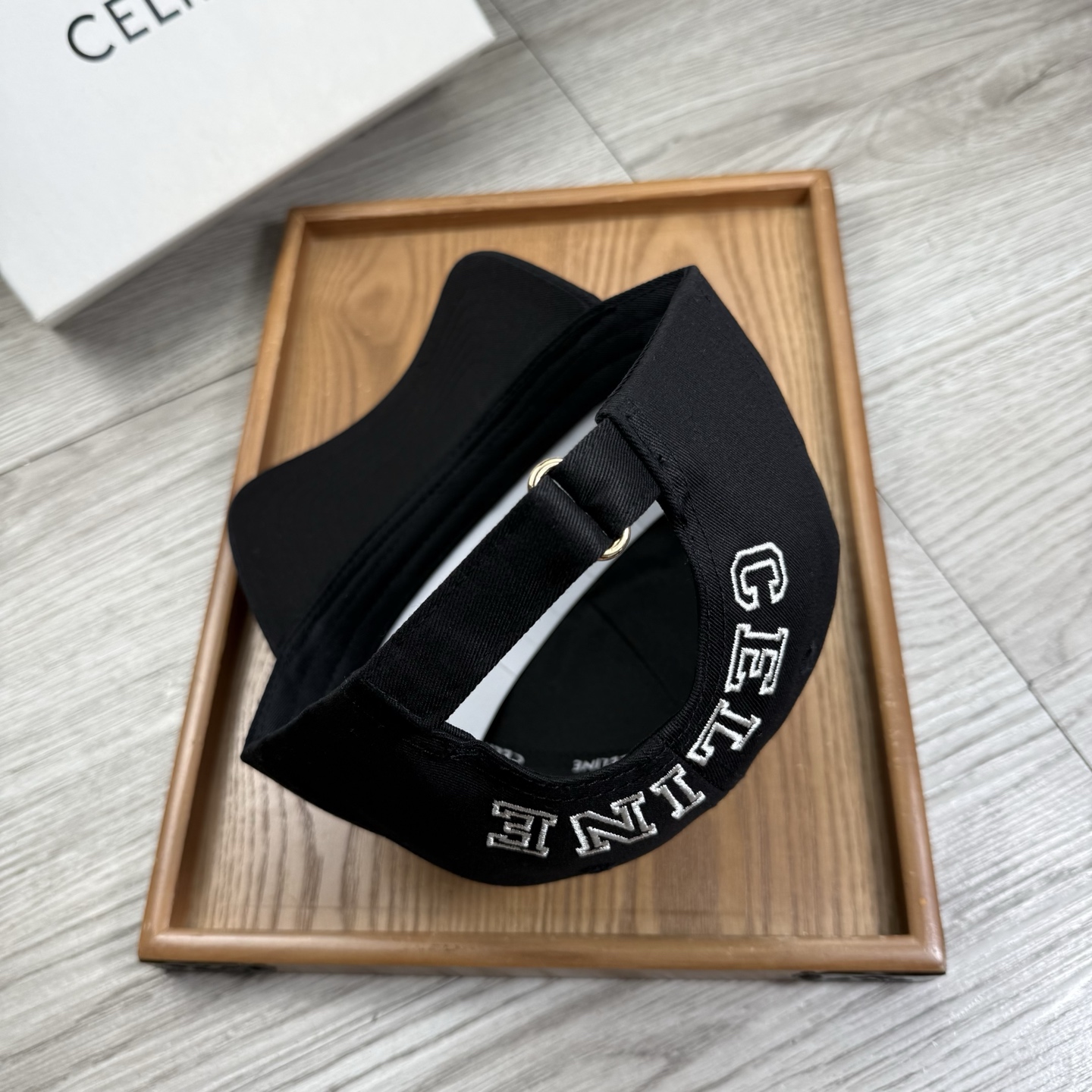 。赛琳。【配防尘袋】新品棒球帽！材质：纯棉！透气性好！春天挡风，夏天防晒必备单品！颜色大气！款式新颖别致