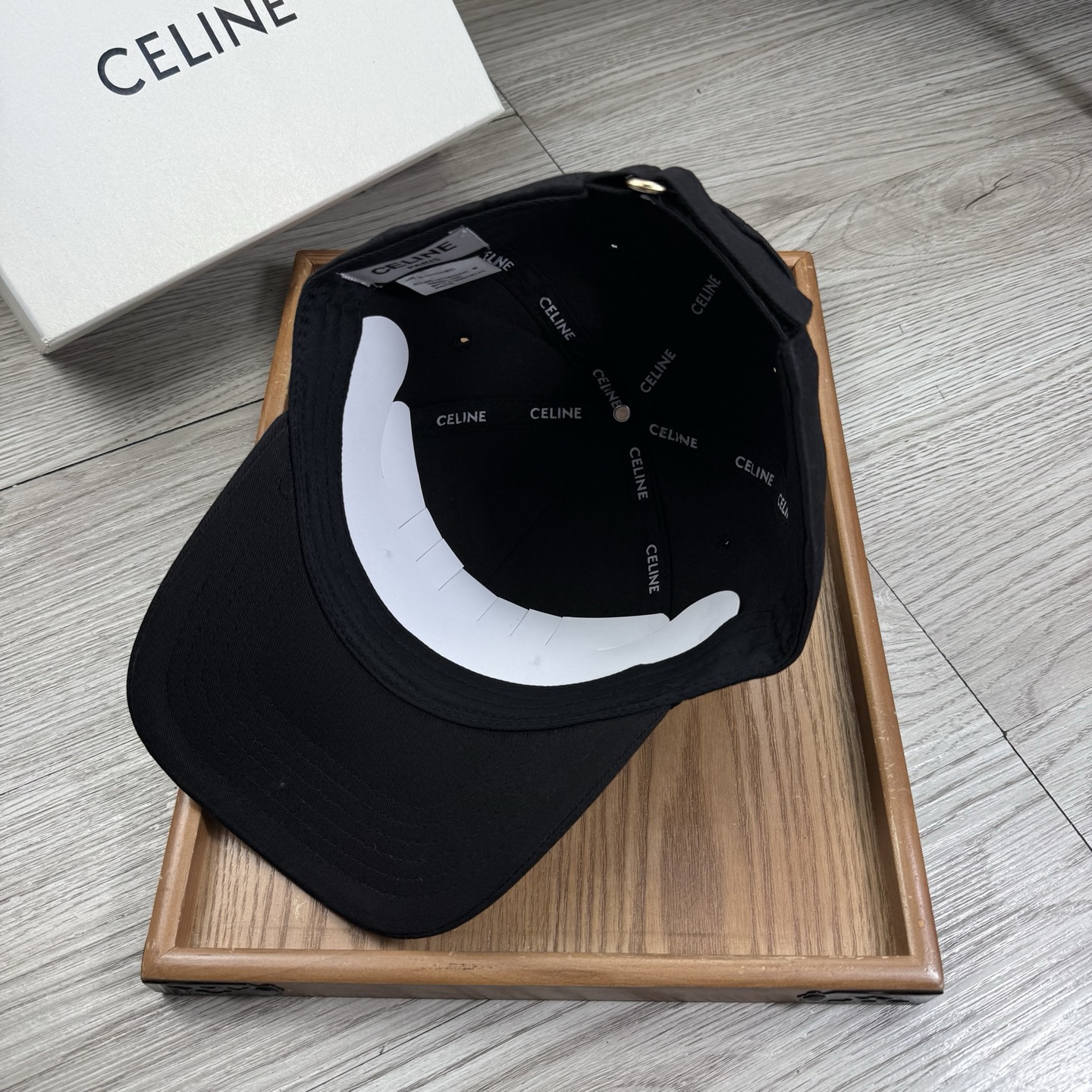 。赛琳。【配防尘袋】新品棒球帽！材质：纯棉！透气性好！春天挡风，夏天防晒必备单品！颜色大气！款式新颖别致
