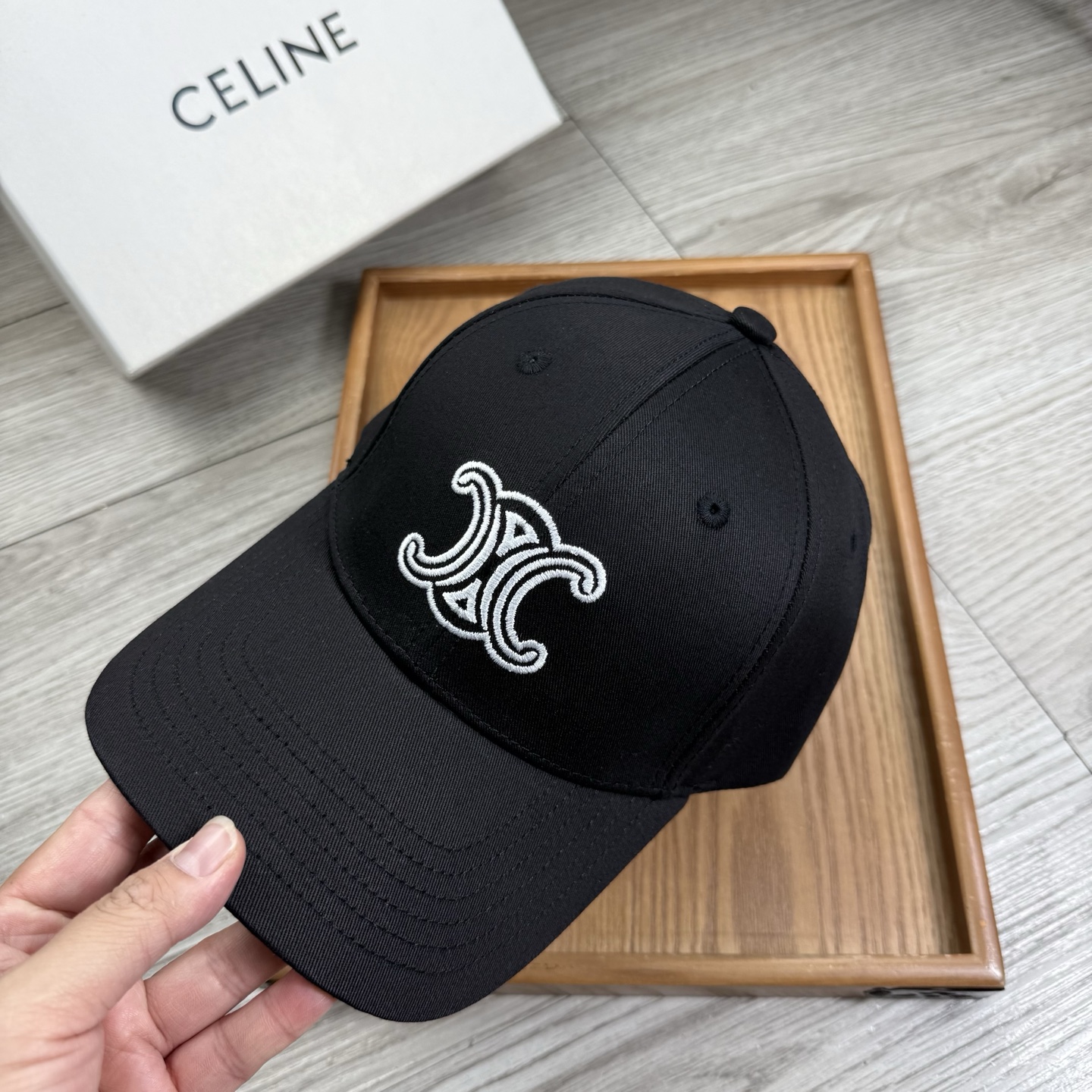 。赛琳。【配防尘袋】新品棒球帽！材质：纯棉！透气性好！春天挡风，夏天防晒必备单品！颜色大气！款式新颖别致