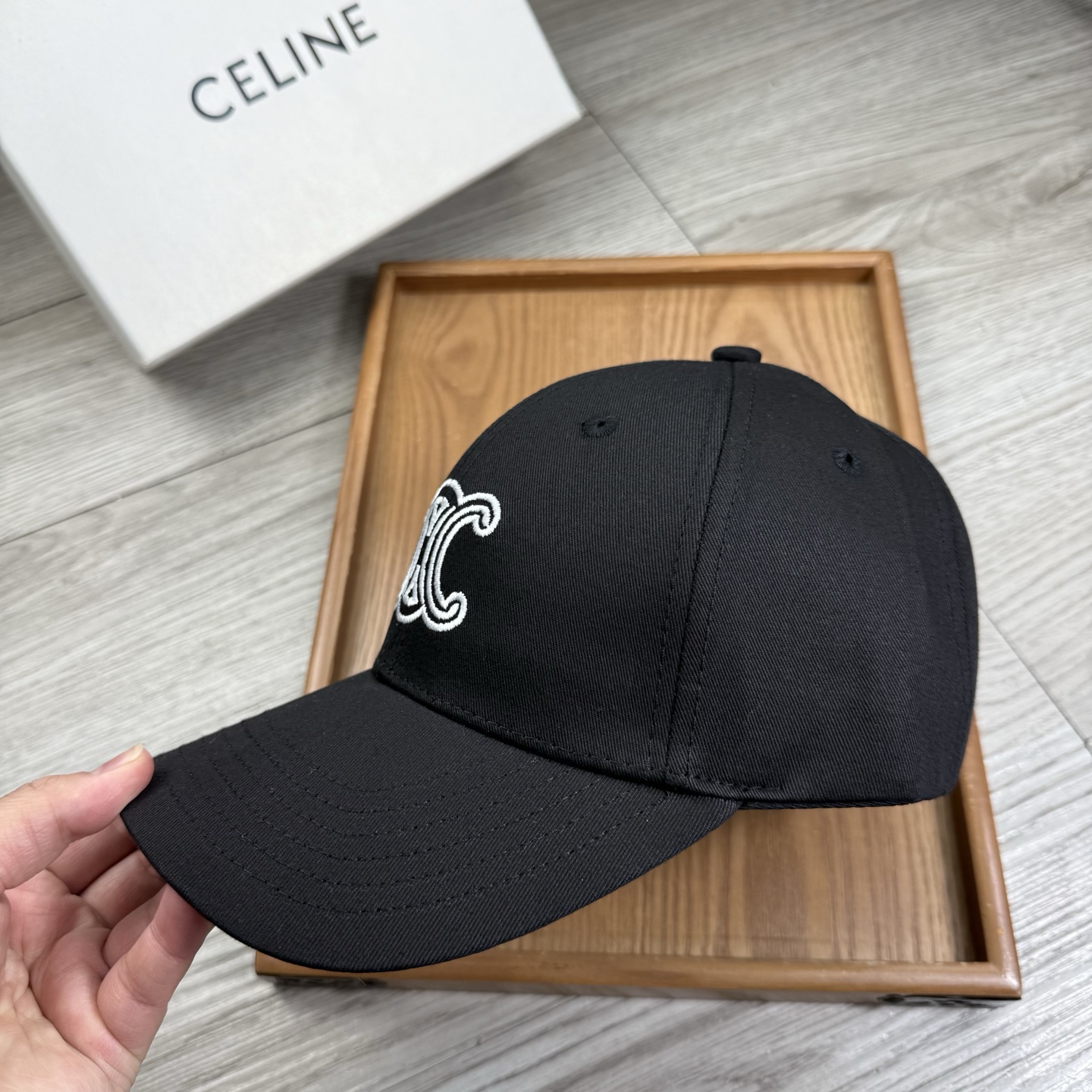 。赛琳。【配防尘袋】新品棒球帽！材质：纯棉！透气性好！春天挡风，夏天防晒必备单品！颜色大气！款式新颖别致